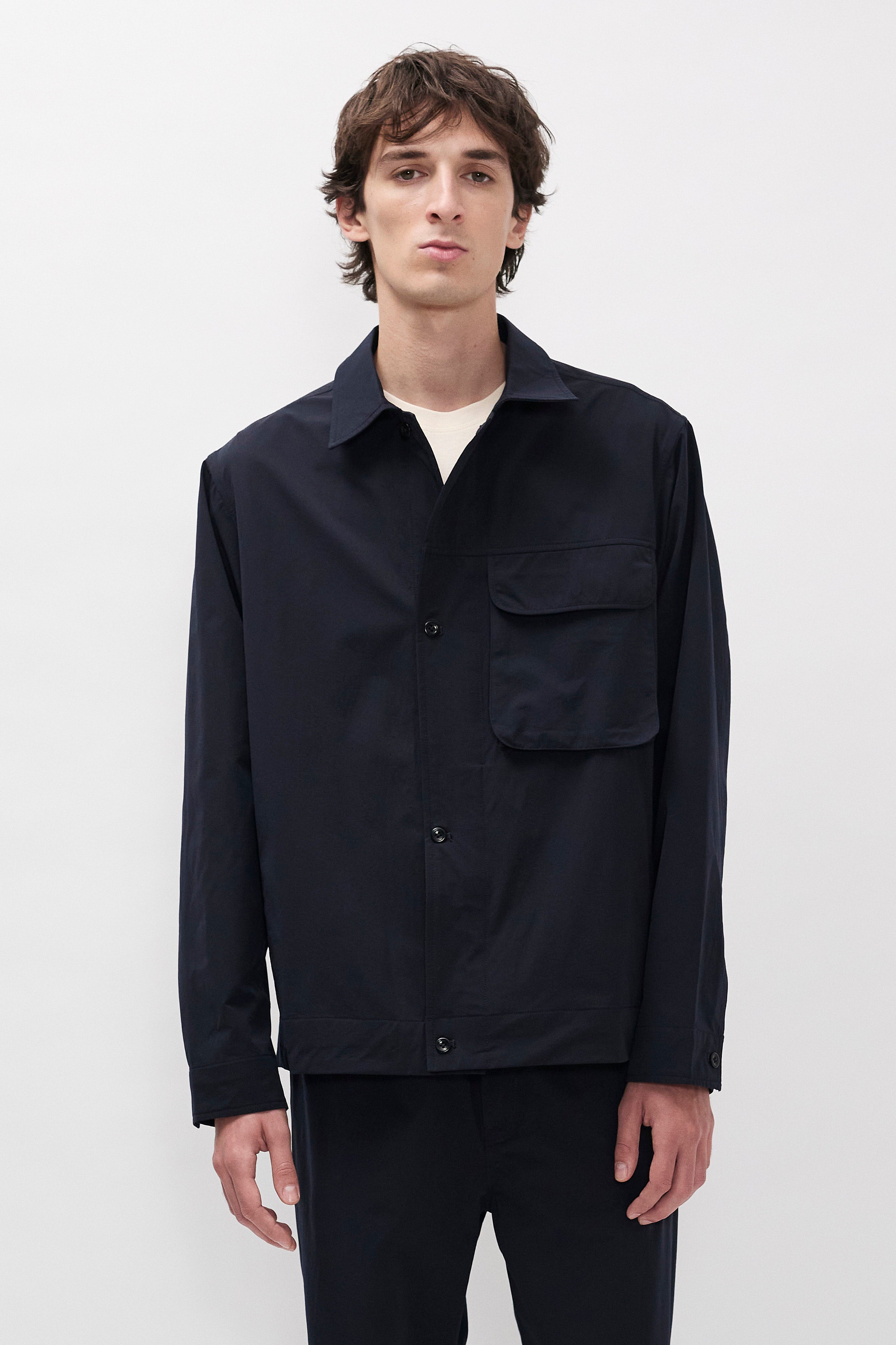 Surchemise Commuter - Conçue pour une haute perméabilité à l'air et une élasticité optimale, elle offre un confort exceptionnel et une protection fiable contre les intempéries tout en…