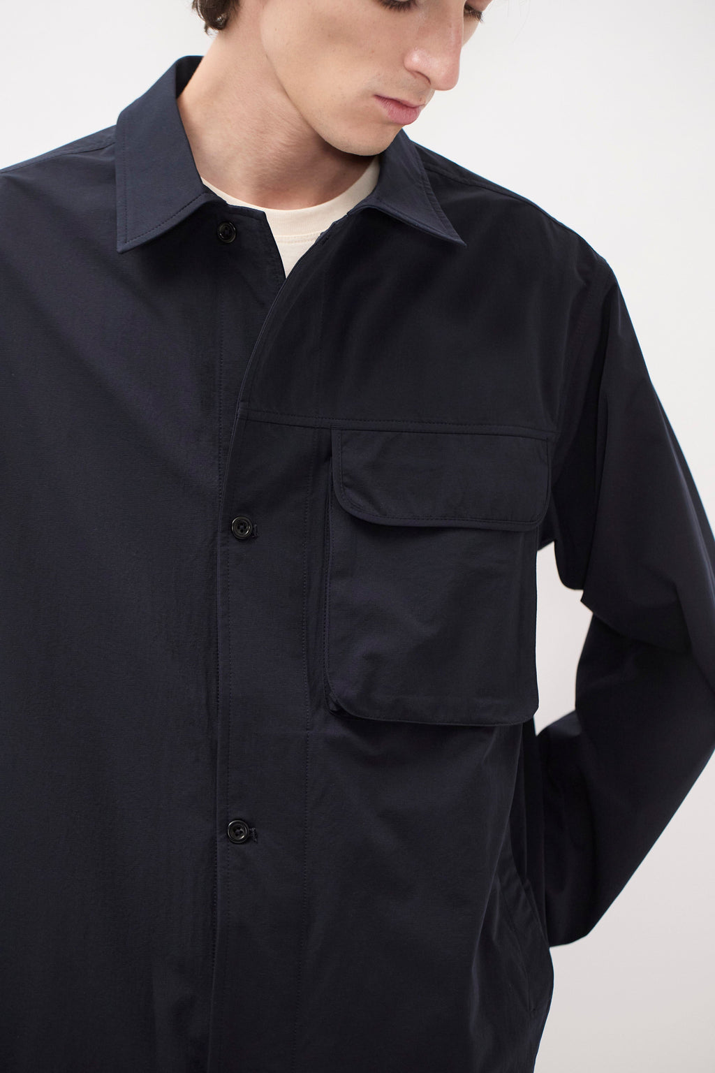 Surchemise Commuter - Conçue pour une haute perméabilité à l'air et une élasticité optimale, elle offre un confort exceptionnel et une protection fiable contre les intempéries tout en…