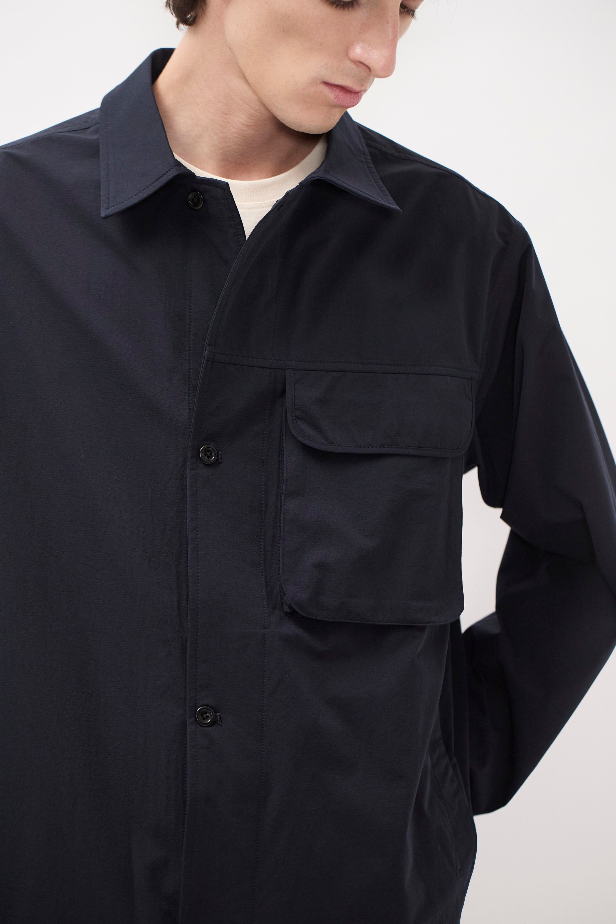 Surchemise Commuter - Conçue pour une haute perméabilité à l'air et une élasticité optimale, elle offre un confort exceptionnel et une protection fiable contre les intempéries tout en…