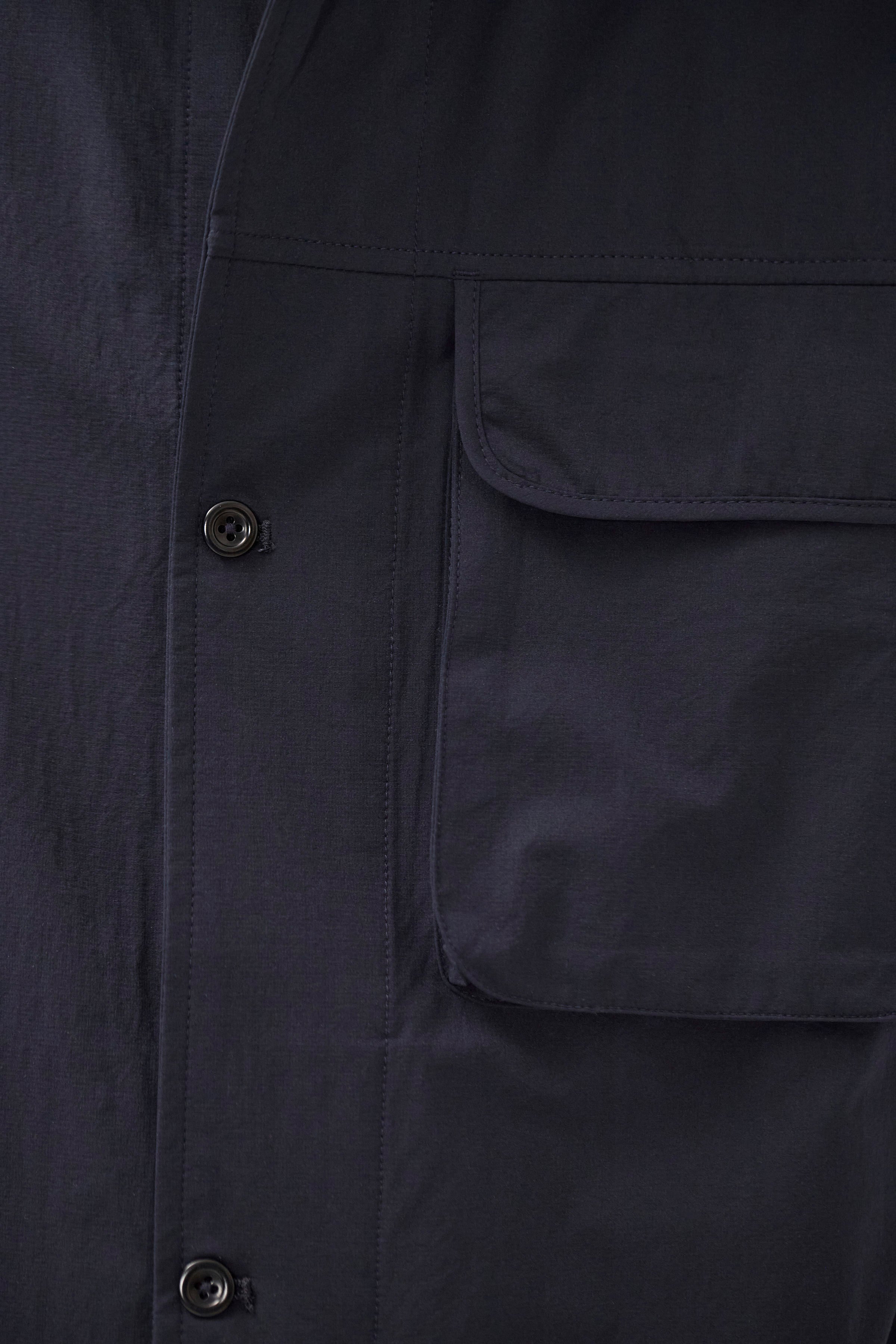 Surchemise Commuter - Conçue pour une haute perméabilité à l'air et une élasticité optimale, elle offre un confort exceptionnel et une protection fiable contre les intempéries tout en…