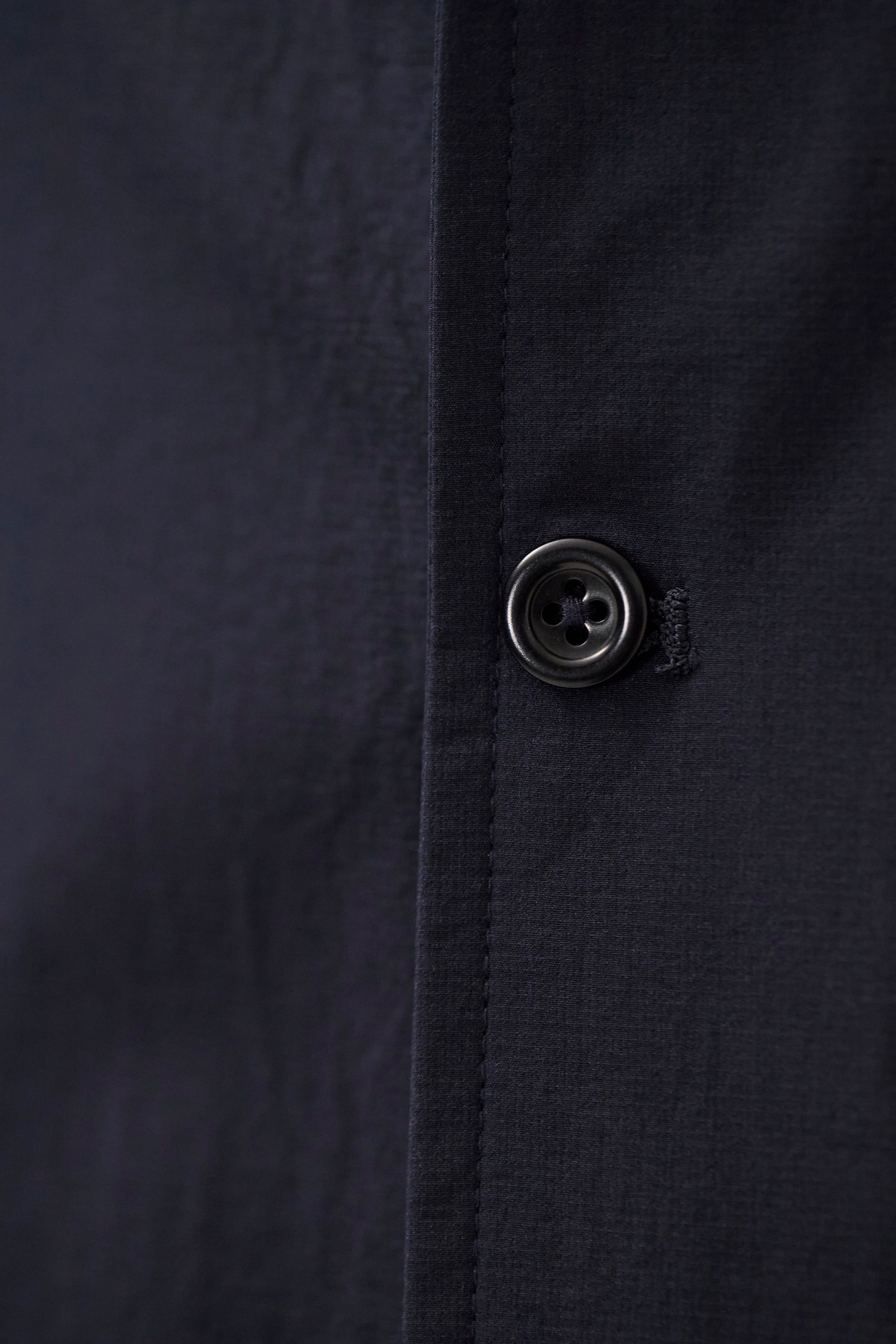 Surchemise Commuter - Conçue pour une haute perméabilité à l'air et une élasticité optimale, elle offre un confort exceptionnel et une protection fiable contre les intempéries tout en…