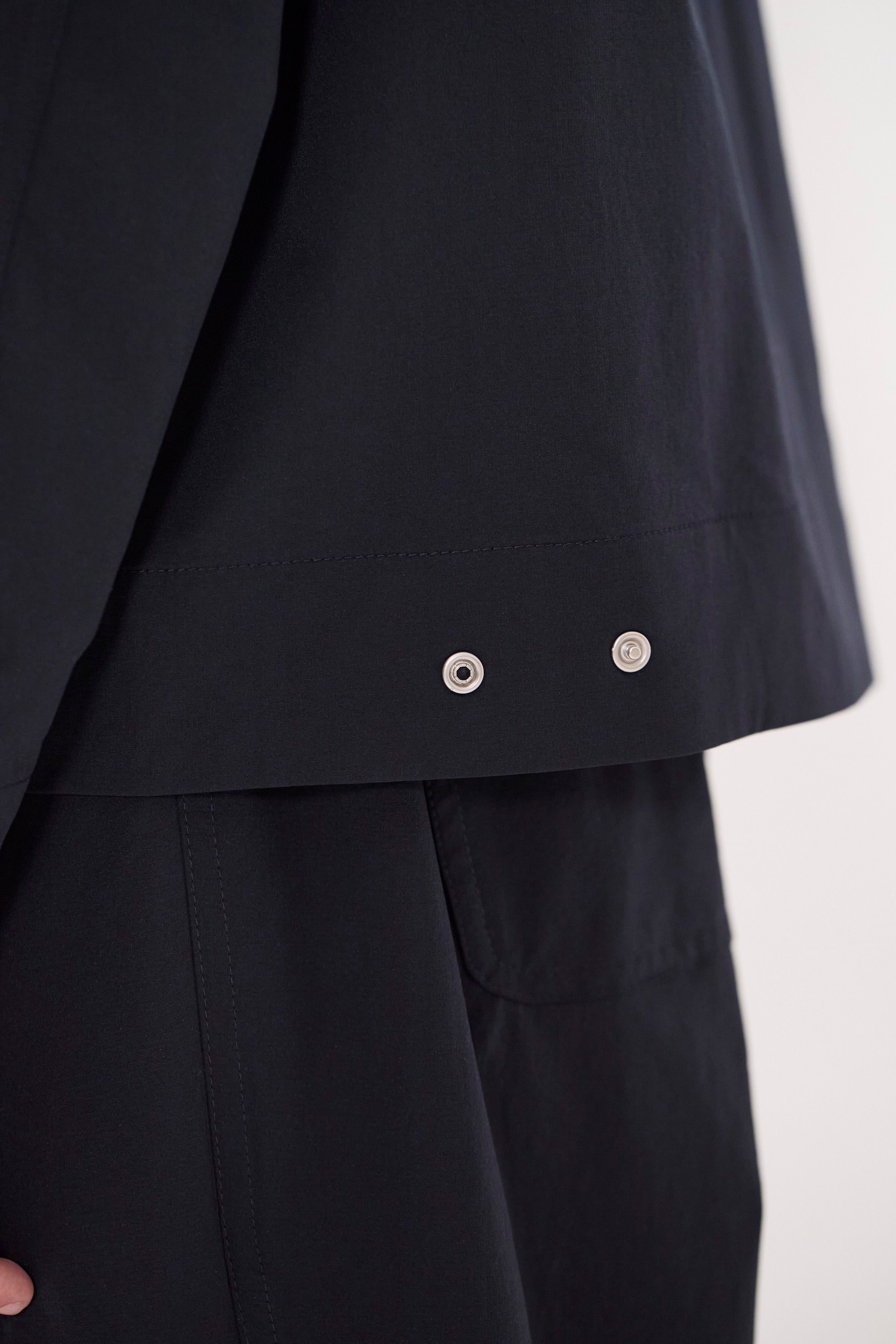 Surchemise Commuter - Conçue pour une haute perméabilité à l'air et une élasticité optimale, elle offre un confort exceptionnel et une protection fiable contre les intempéries tout en…