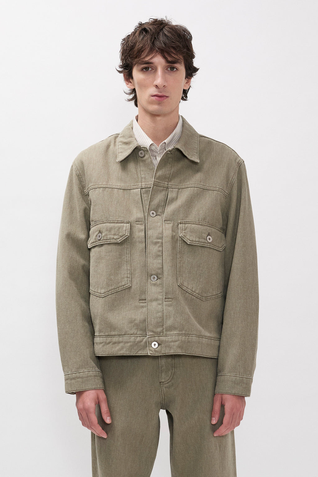 Veste – Une veste ample d'inspiration, coupée en – Elle est confectionnée avec de discrètes surpiqûres, quatre poches, des pattes de serrage au dos et des poignets renforcés par des rivets.