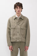 Veste – Une veste ample d'inspiration, coupée en – Elle est confectionnée avec de discrètes surpiqûres, quatre poches, des pattes de serrage au dos et des poignets renforcés par des rivets.