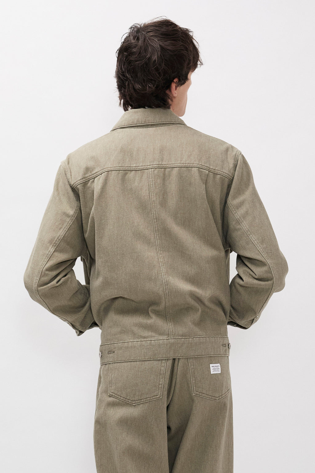 Veste – Une veste ample d'inspiration, coupée en – Elle est confectionnée avec de discrètes surpiqûres, quatre poches, des pattes de serrage au dos et des poignets renforcés par des rivets.