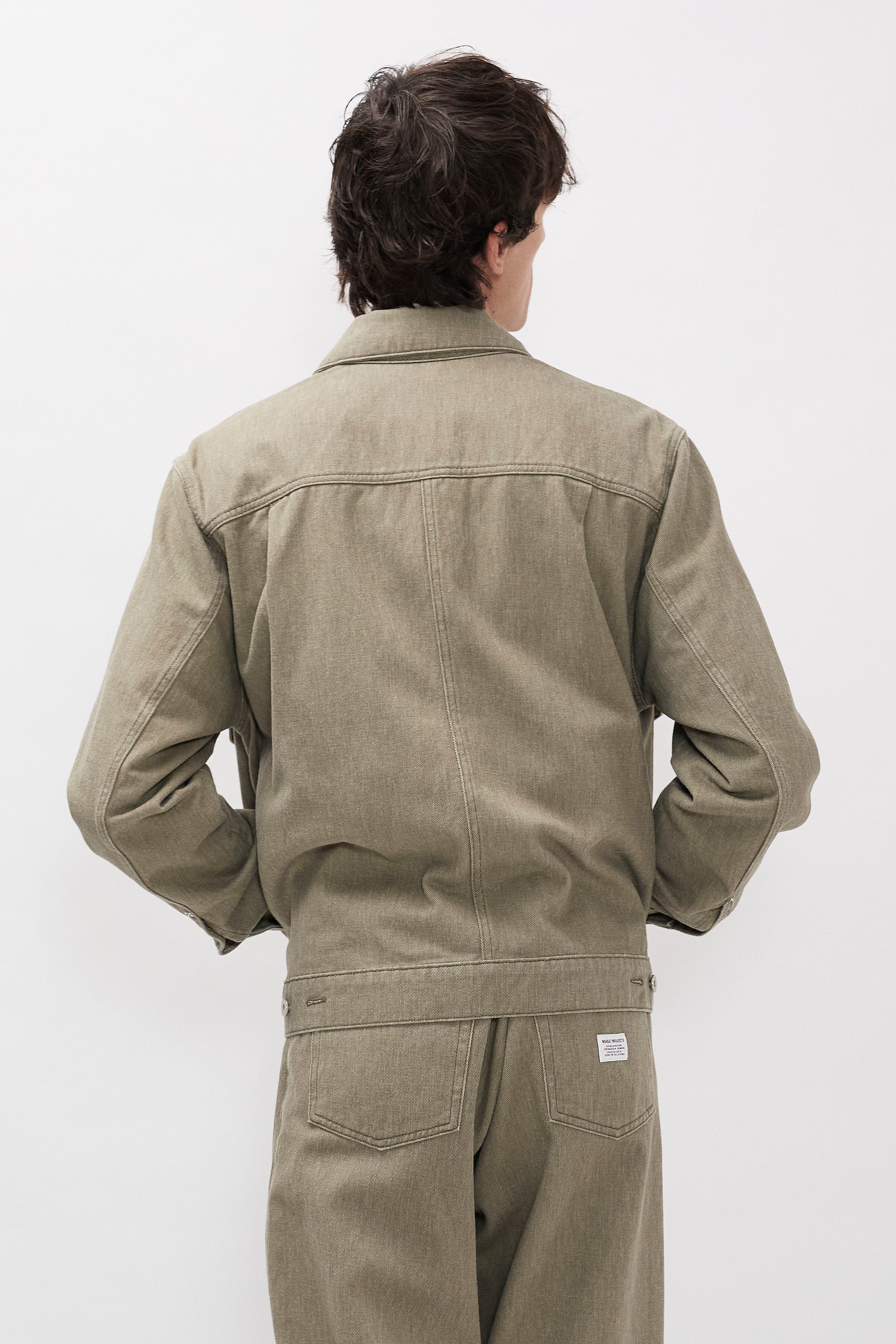Veste – Une veste ample d'inspiration, coupée en – Elle est confectionnée avec de discrètes surpiqûres, quatre poches, des pattes de serrage au dos et des poignets renforcés par des rivets.