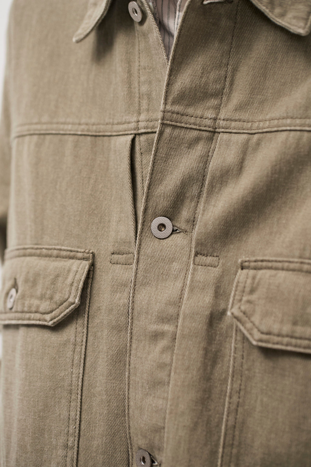 Veste – Une veste ample d'inspiration, coupée en – Elle est confectionnée avec de discrètes surpiqûres, quatre poches, des pattes de serrage au dos et des poignets renforcés par des rivets.