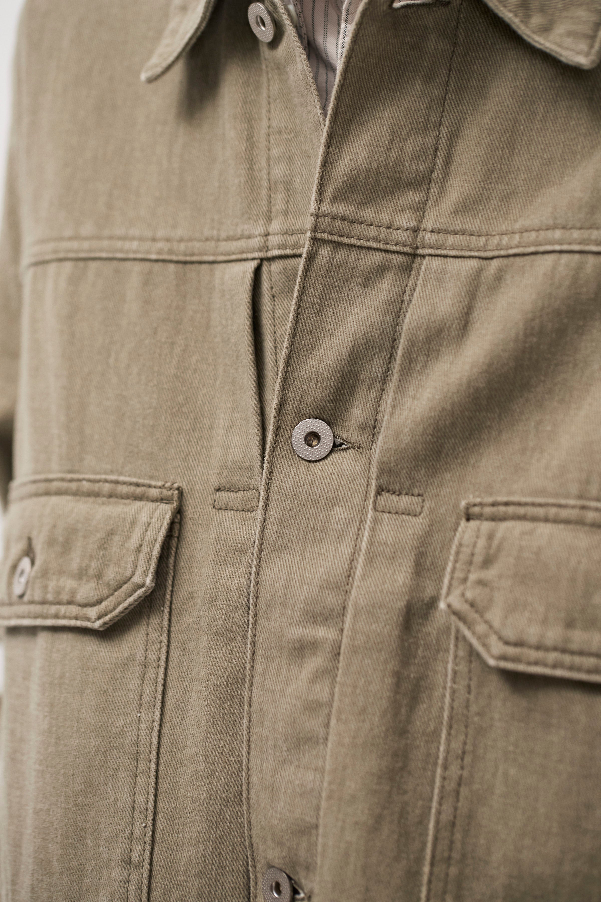 Veste – Une veste ample d'inspiration, coupée en – Elle est confectionnée avec de discrètes surpiqûres, quatre poches, des pattes de serrage au dos et des poignets renforcés par des rivets.