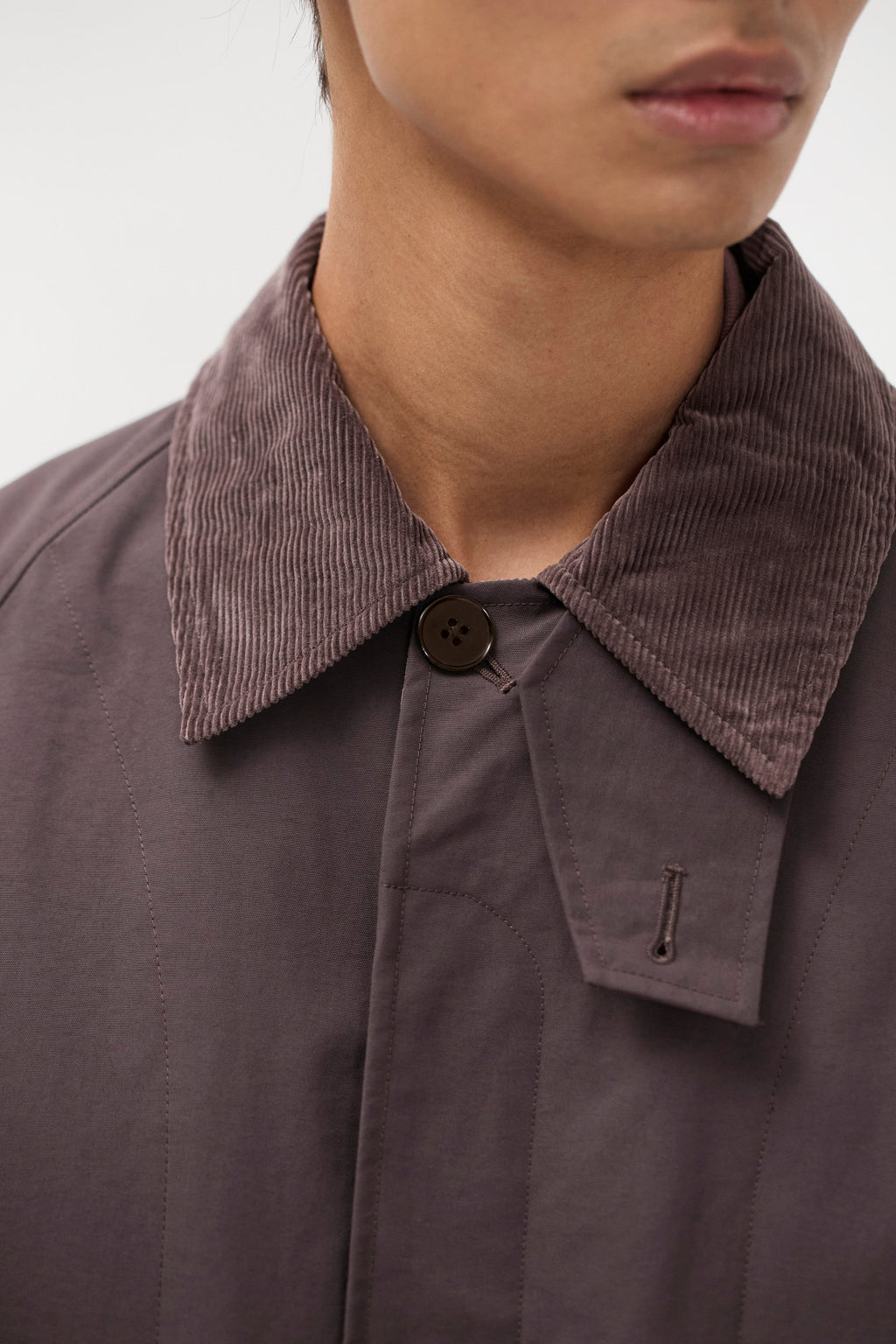 Veste – Sa doublure en doux mélange de coton respirant assure un grand confort par temps chaud, tandis que les détails en velours côtelé au col et à la patte de boutonnage ajoutent une touche…