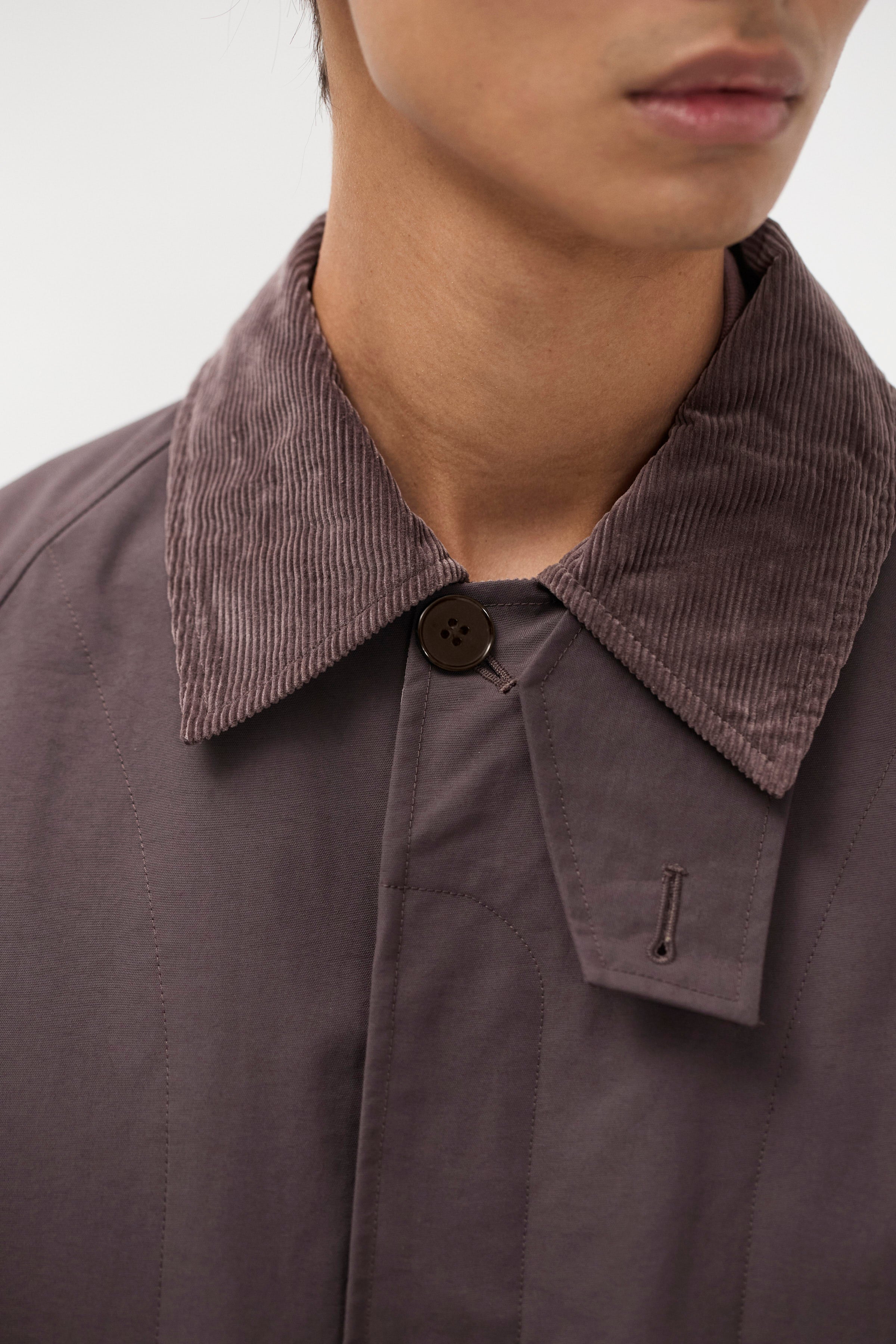 Veste – Sa doublure en doux mélange de coton respirant assure un grand confort par temps chaud, tandis que les détails en velours côtelé au col et à la patte de boutonnage ajoutent une touche…