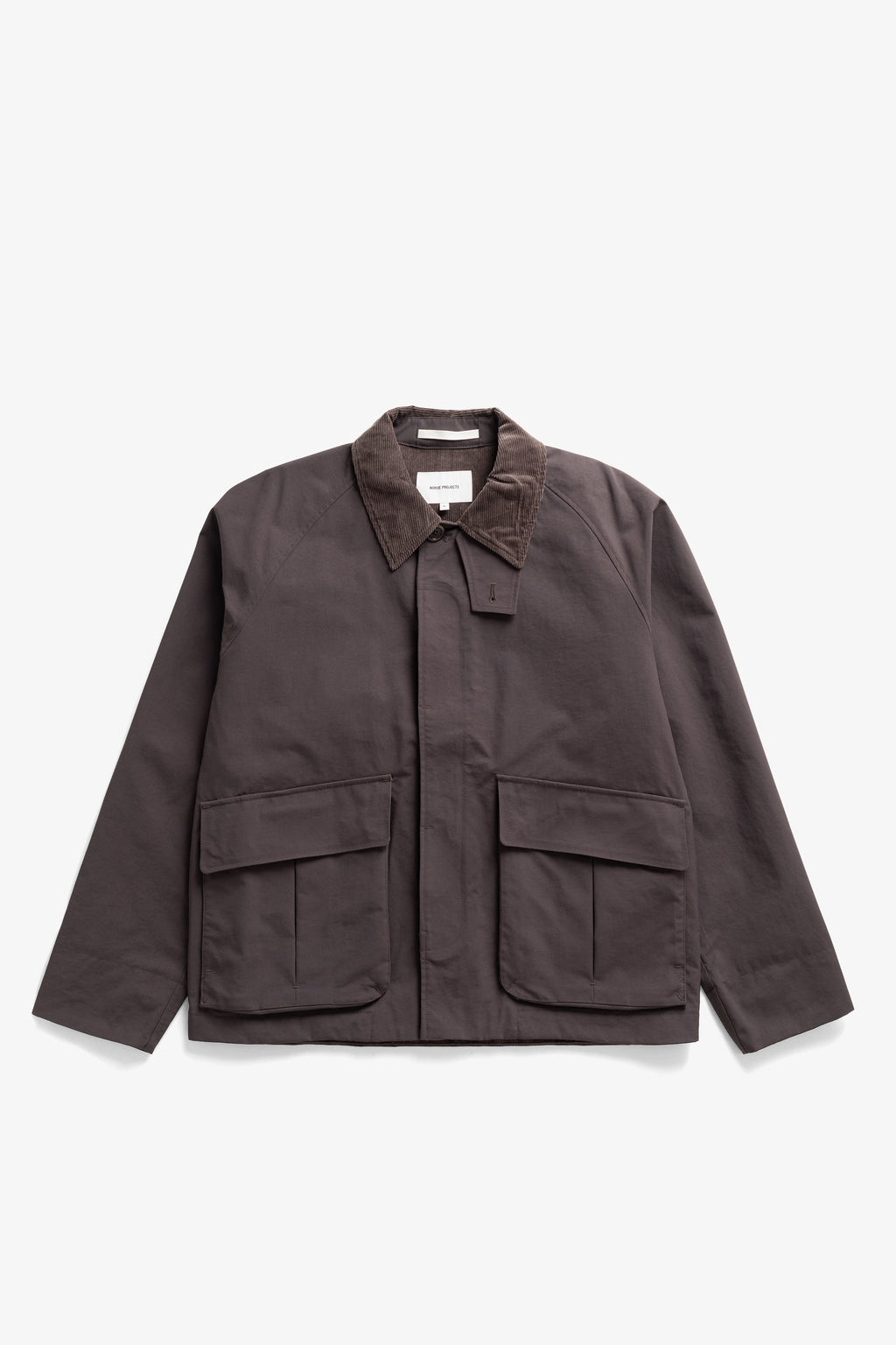 Veste – Sa doublure en doux mélange de coton respirant assure un grand confort par temps chaud, tandis que les détails en velours côtelé au col et à la patte de boutonnage ajoutent une touche…