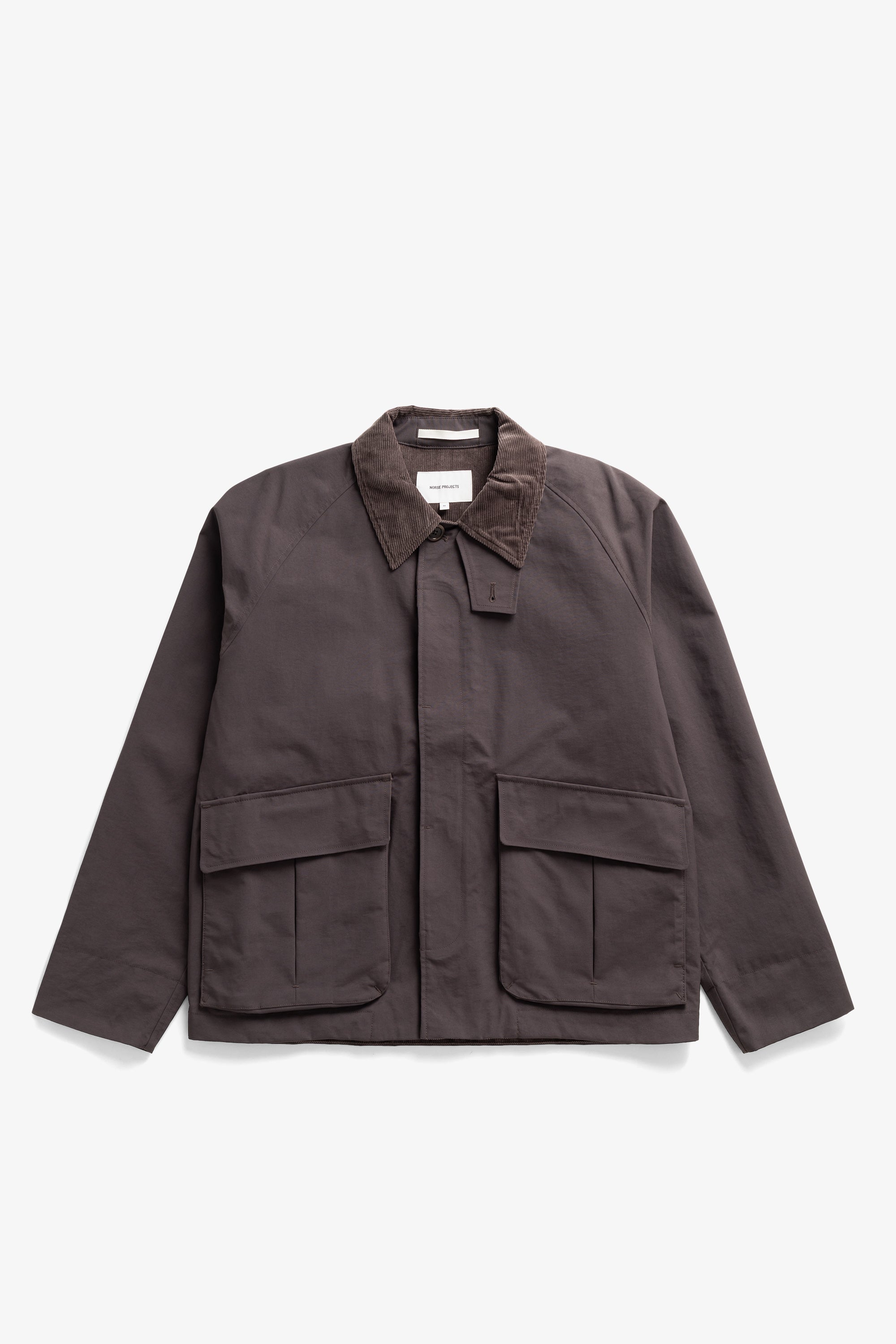 Veste – Sa doublure en doux mélange de coton respirant assure un grand confort par temps chaud, tandis que les détails en velours côtelé au col et à la patte de boutonnage ajoutent une touche…