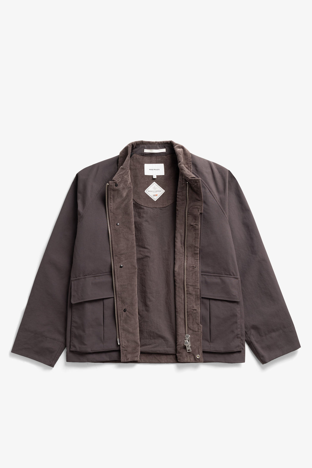 Veste – Sa doublure en doux mélange de coton respirant assure un grand confort par temps chaud, tandis que les détails en velours côtelé au col et à la patte de boutonnage ajoutent une touche…