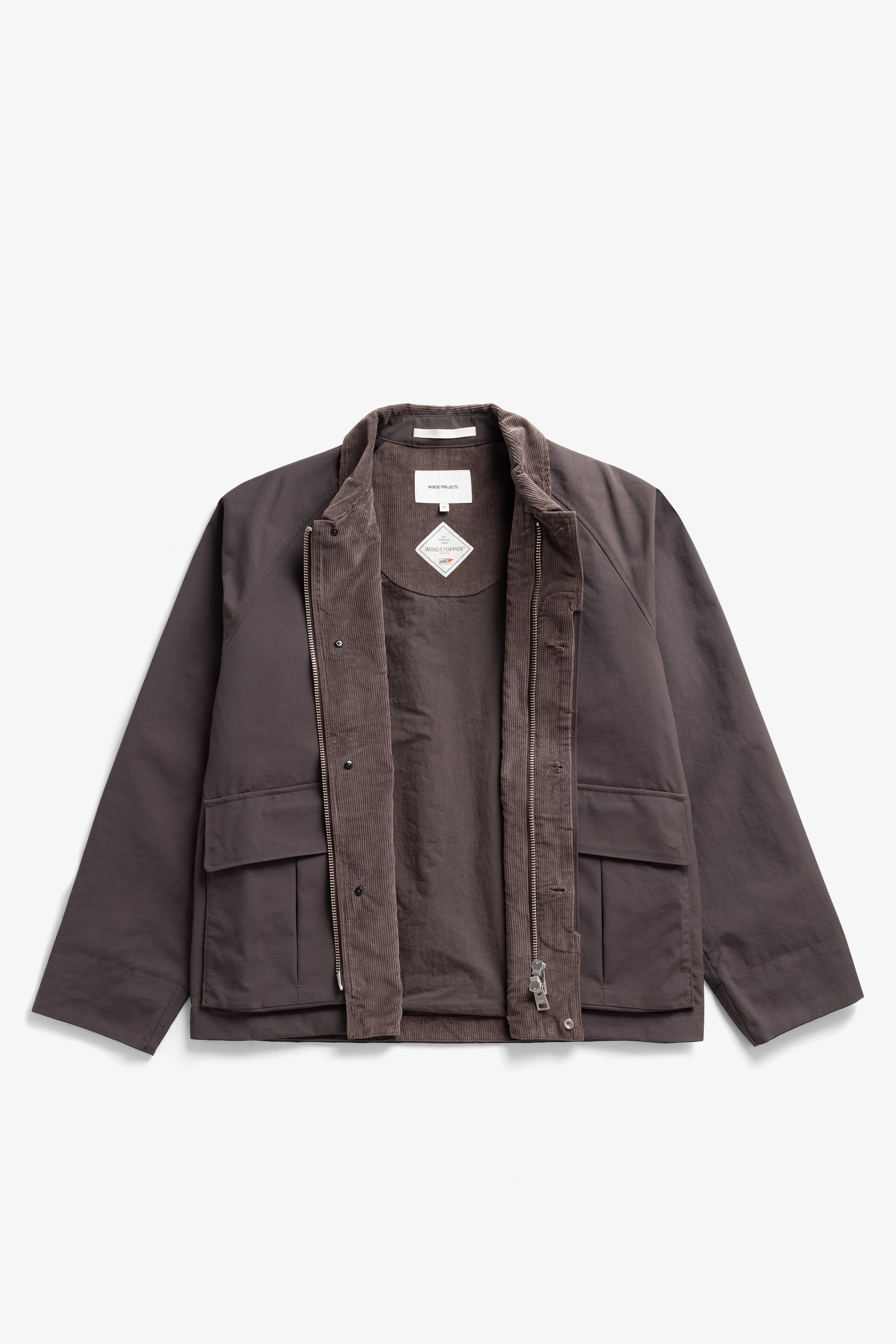 Veste – Sa doublure en doux mélange de coton respirant assure un grand confort par temps chaud, tandis que les détails en velours côtelé au col et à la patte de boutonnage ajoutent une touche…