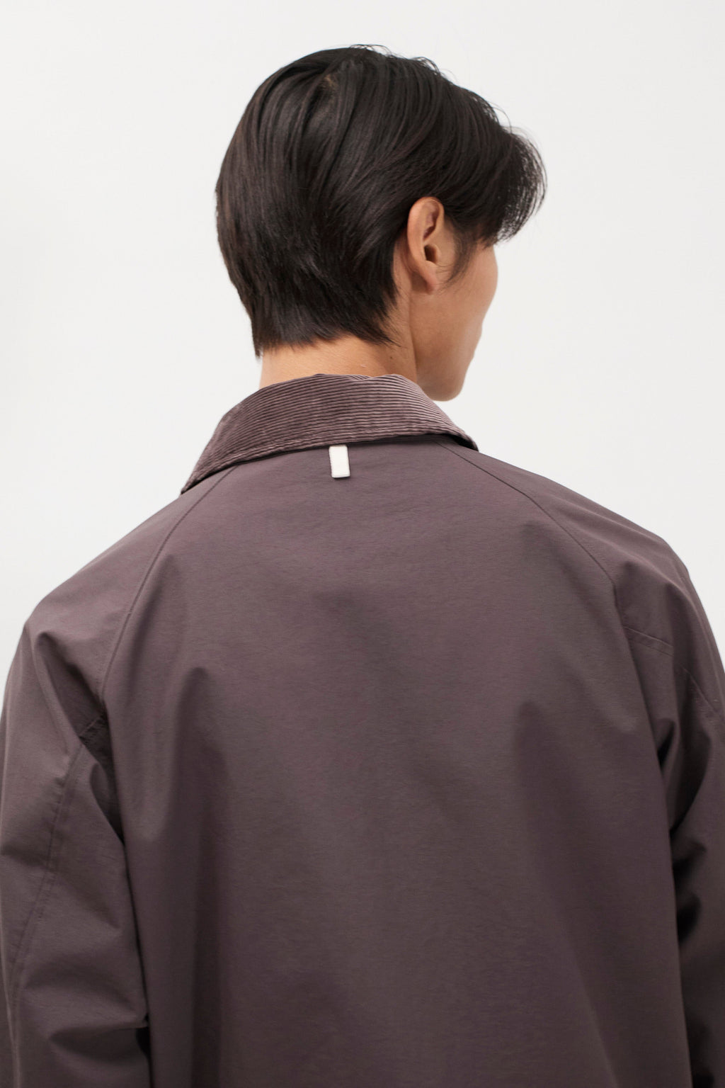 Veste – Sa doublure en doux mélange de coton respirant assure un grand confort par temps chaud, tandis que les détails en velours côtelé au col et à la patte de boutonnage ajoutent une touche…