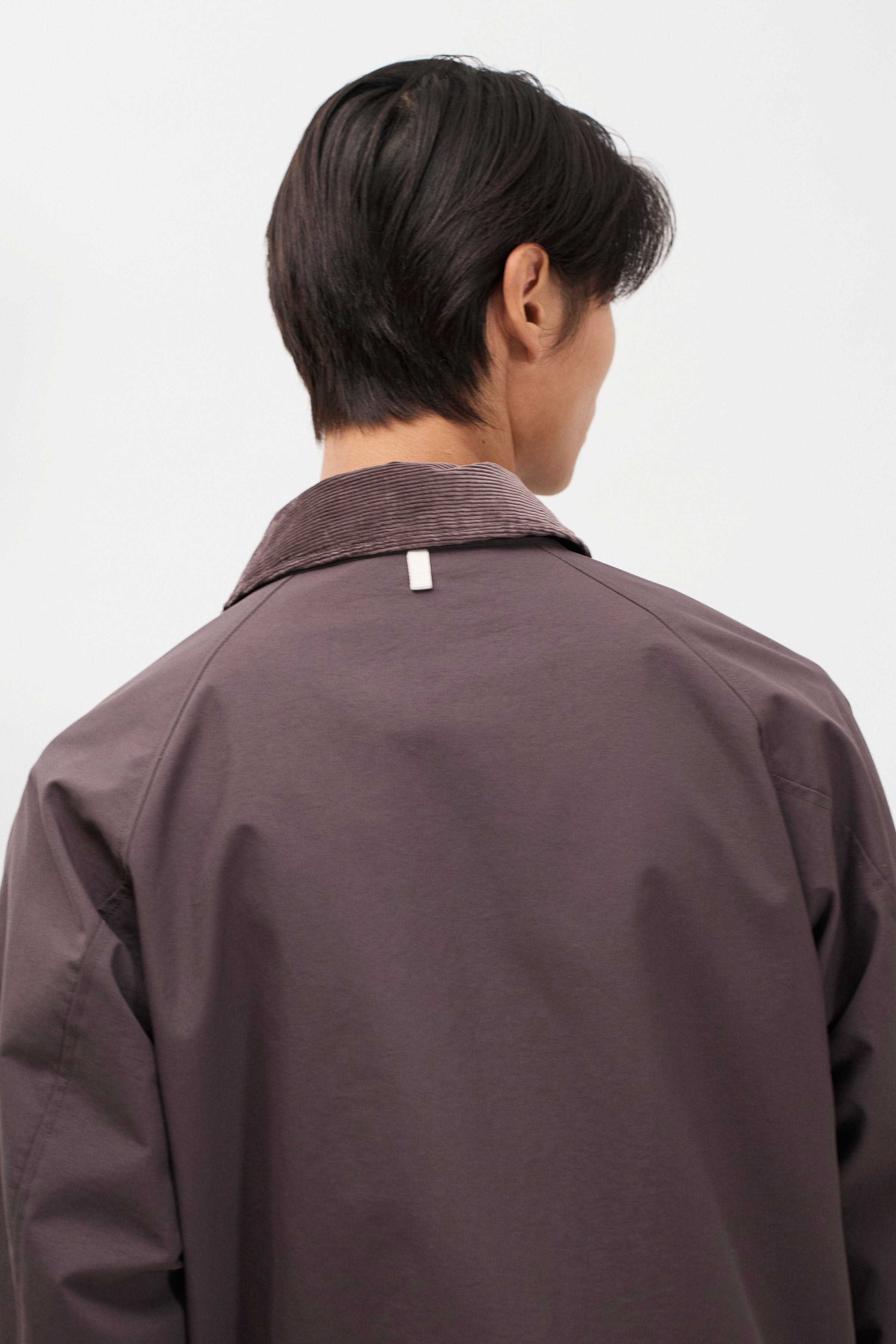 Veste – Sa doublure en doux mélange de coton respirant assure un grand confort par temps chaud, tandis que les détails en velours côtelé au col et à la patte de boutonnage ajoutent une touche…