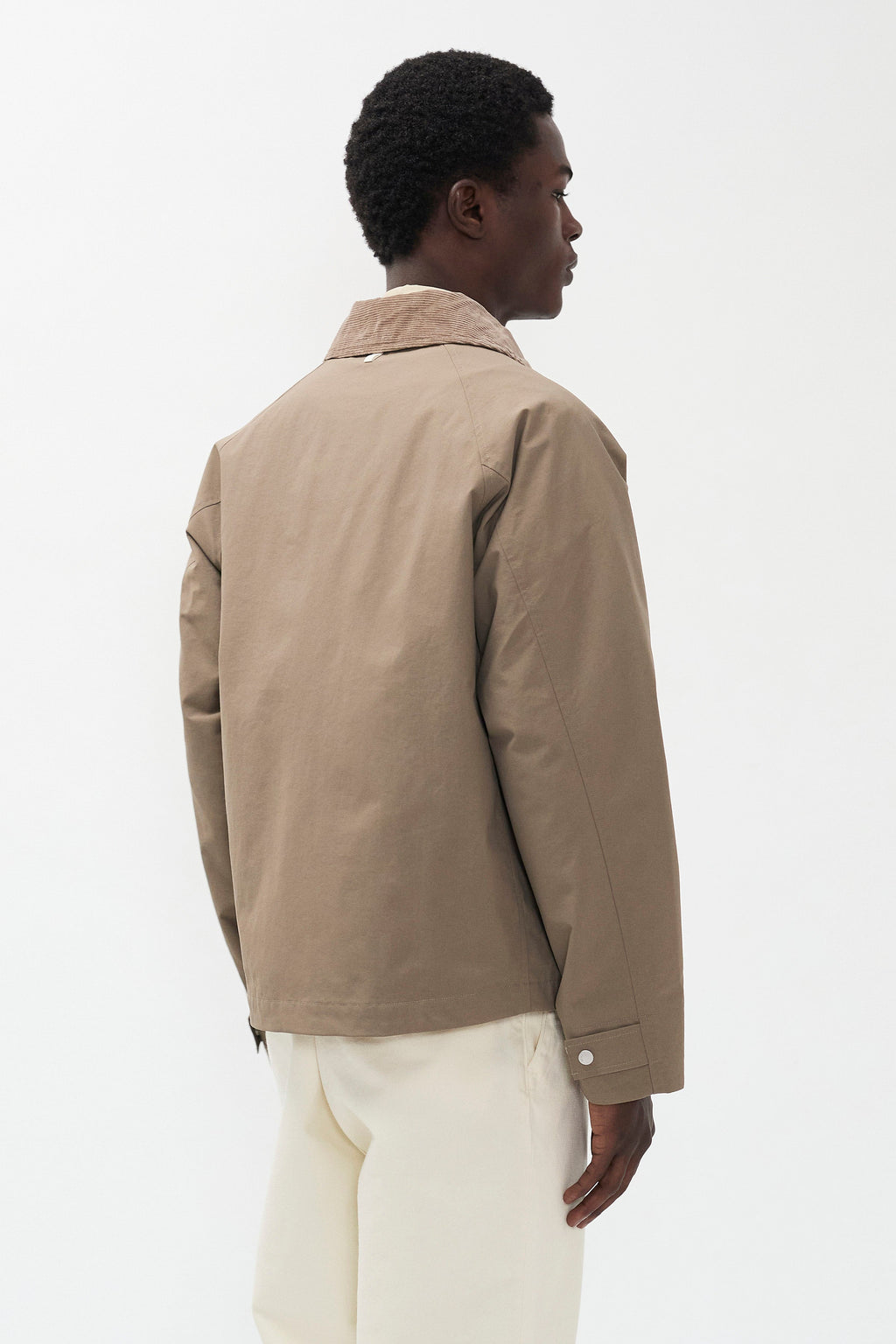 Veste - Une doublure douce et respirante en mélange de coton assure un confort optimal par temps chaud, tandis que les détails en velours côtelé au col et au parement ajoutent du style…