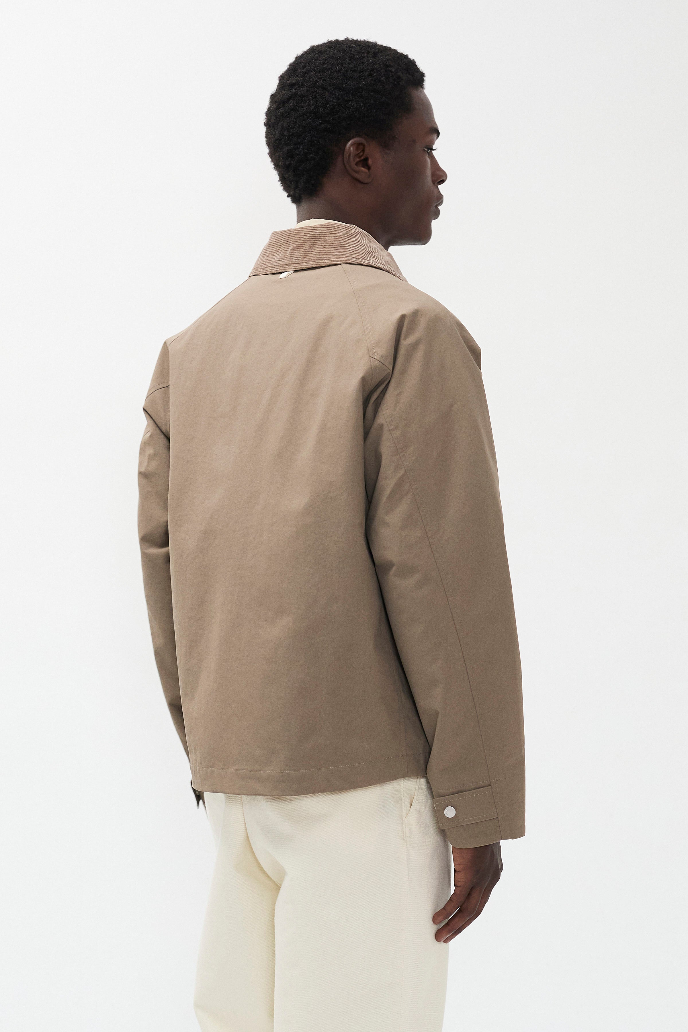 Veste - Une doublure douce et respirante en mélange de coton assure un confort optimal par temps chaud, tandis que les détails en velours côtelé au col et au parement ajoutent du style…