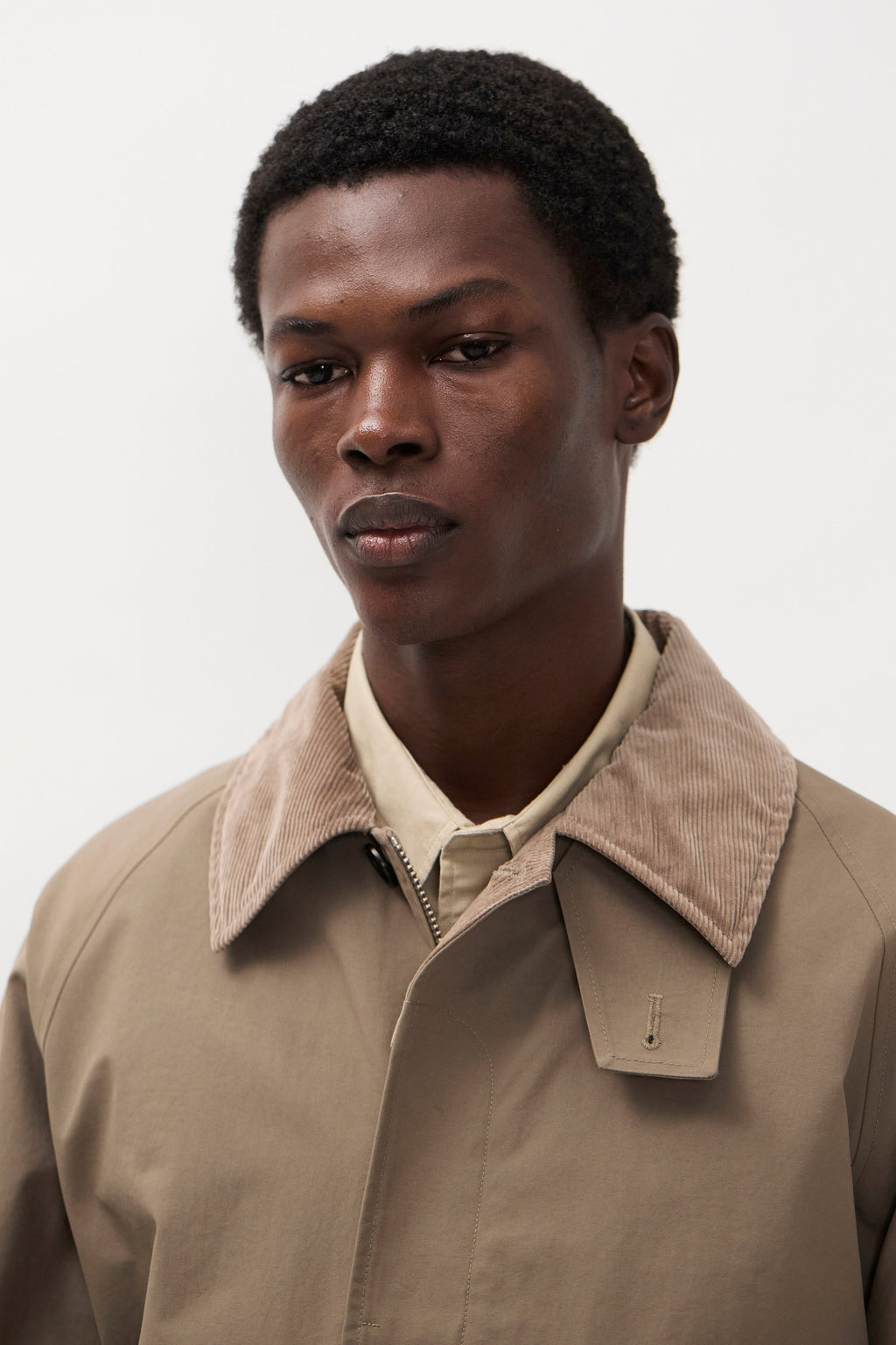 Veste - Une doublure douce et respirante en mélange de coton assure un confort optimal par temps chaud, tandis que les détails en velours côtelé au col et au parement ajoutent du style…
