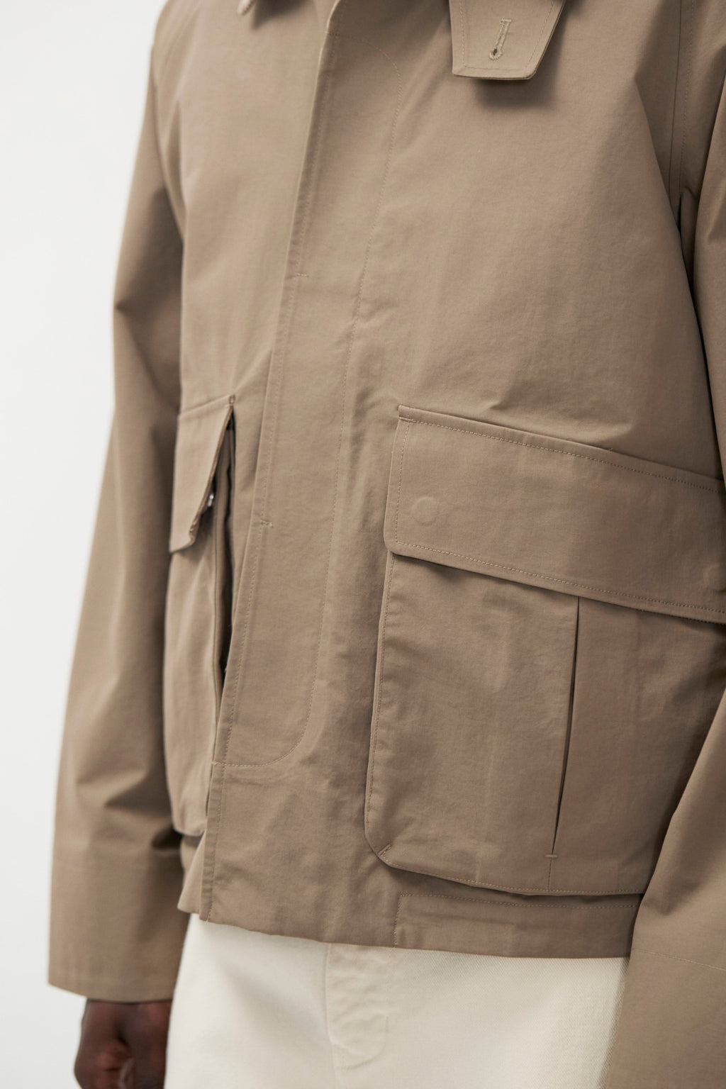 Veste - Une doublure douce et respirante en mélange de coton assure un confort optimal par temps chaud, tandis que les détails en velours côtelé au col et au parement ajoutent du style…