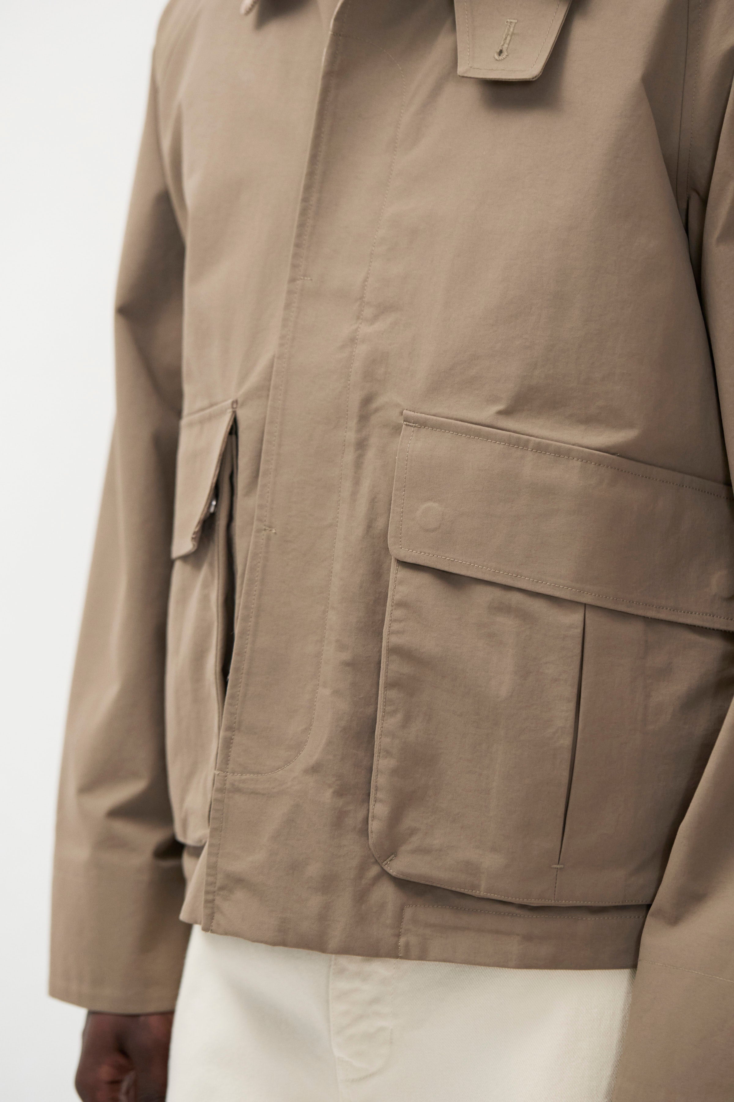 Veste - Une doublure douce et respirante en mélange de coton assure un confort optimal par temps chaud, tandis que les détails en velours côtelé au col et au parement ajoutent du style…