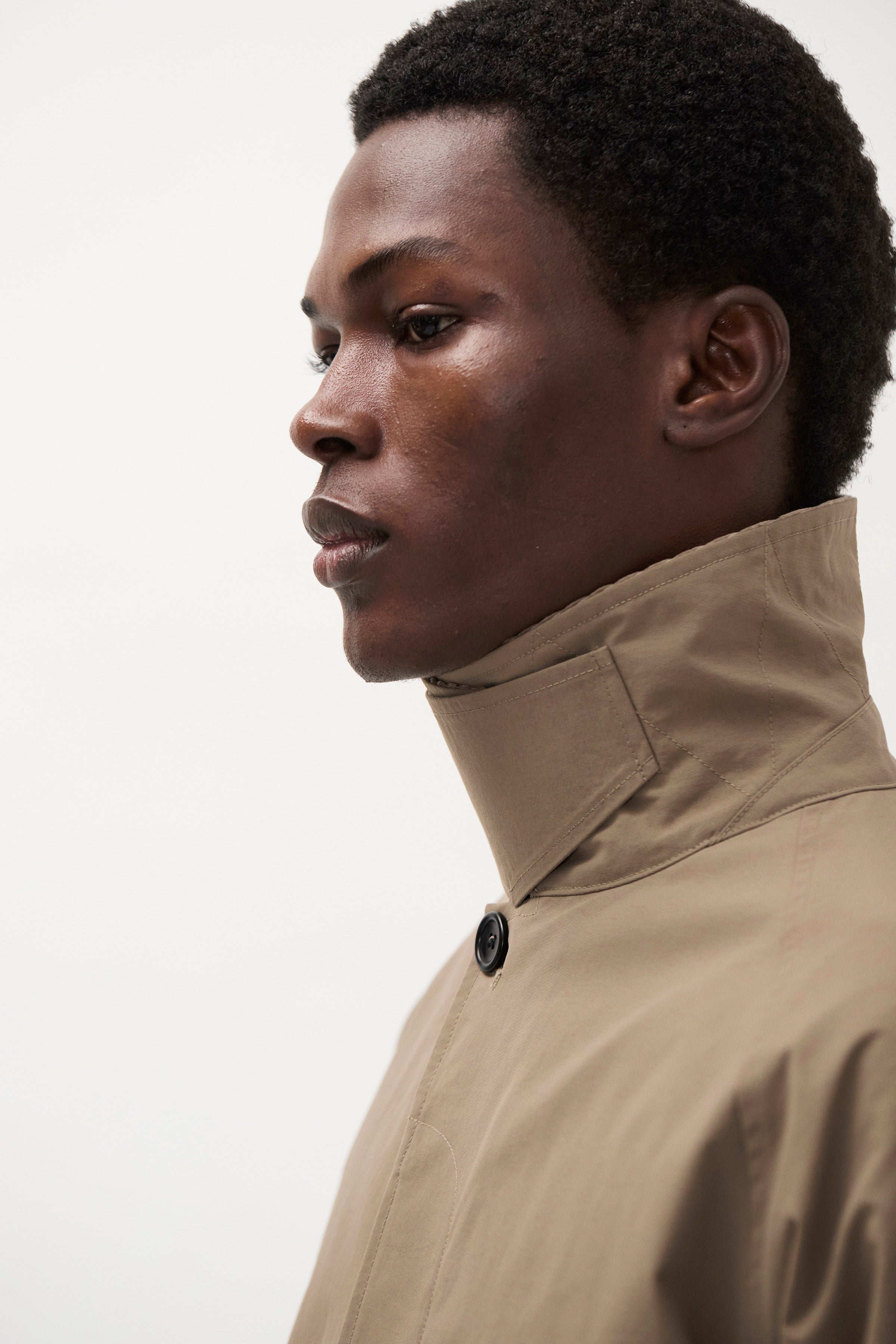 Veste - Une doublure douce et respirante en mélange de coton assure un confort optimal par temps chaud, tandis que les détails en velours côtelé au col et au parement ajoutent du style…