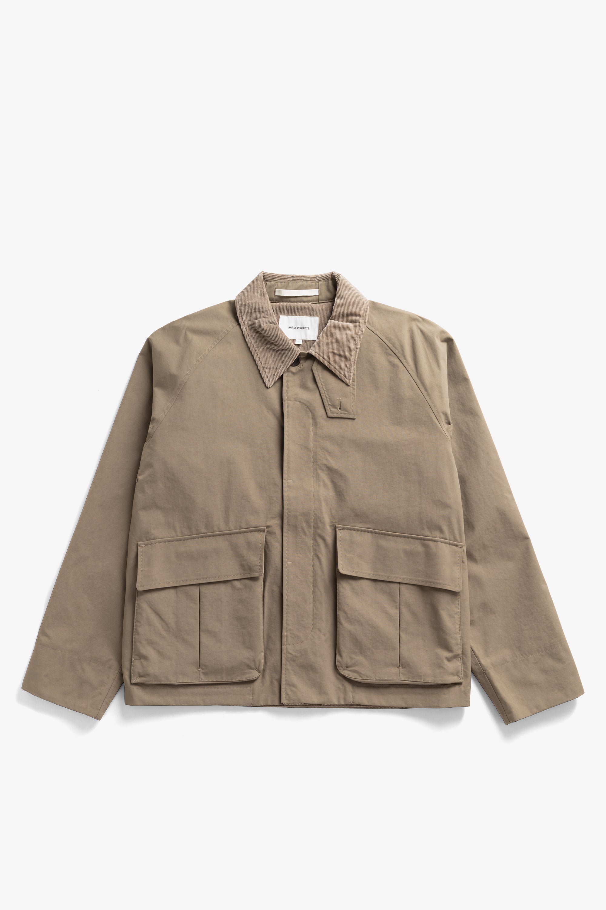 Veste - Une doublure douce et respirante en mélange de coton assure un confort optimal par temps chaud, tandis que les détails en velours côtelé au col et au parement ajoutent du style…