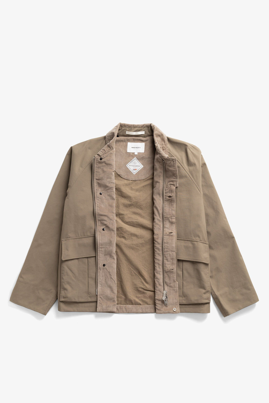 Veste - Une doublure douce et respirante en mélange de coton assure un confort optimal par temps chaud, tandis que les détails en velours côtelé au col et au parement ajoutent du style…