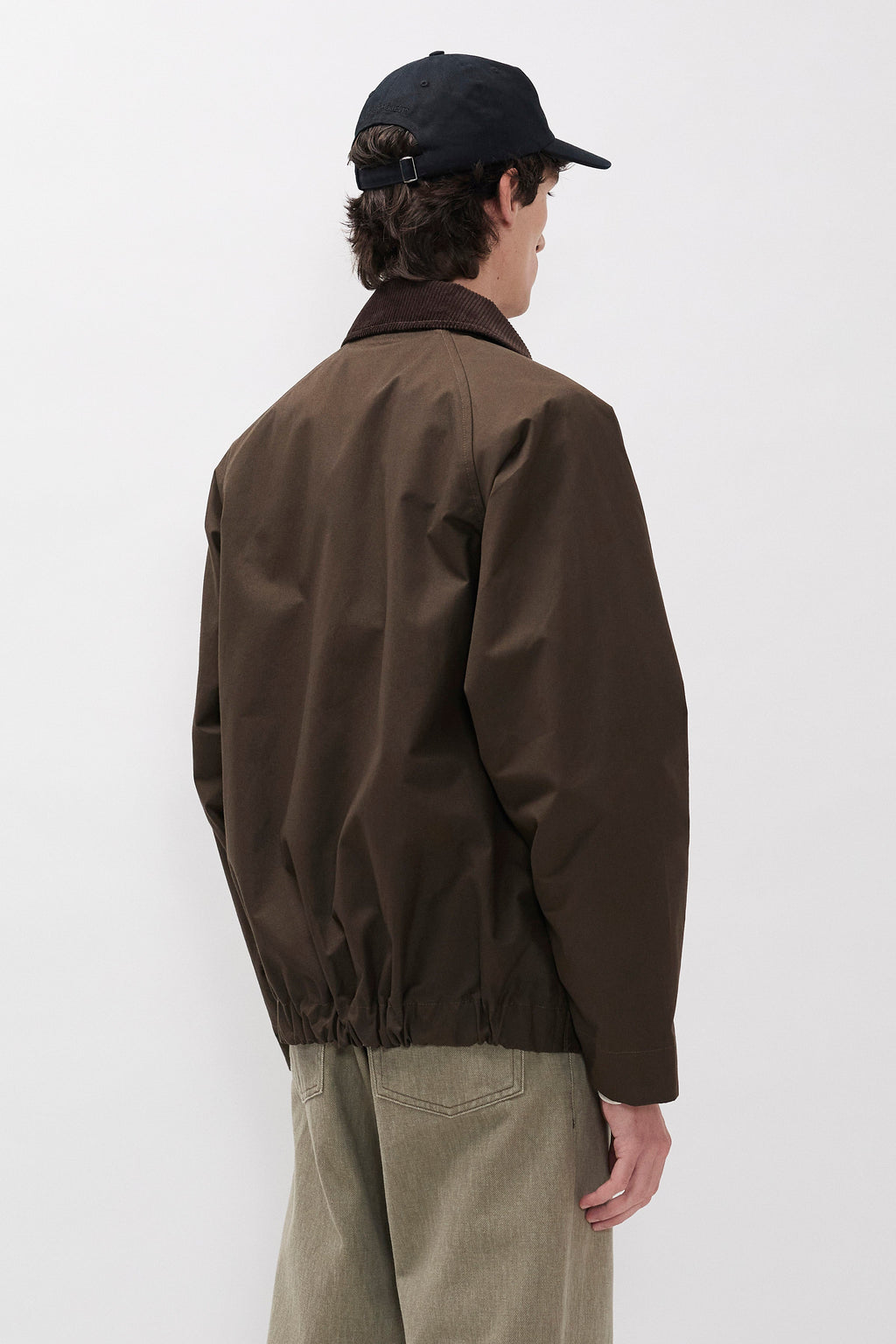 Veste légère - Les détails contrastants en velours côtelé rehaussent le design d'inspiration vintage, ajoutant une texture subtile et un caractère classique - Détails contrastants en velours côtelé…