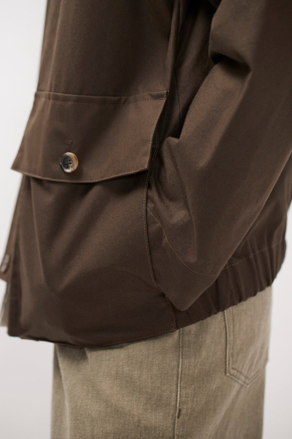 Veste légère - Les détails contrastants en velours côtelé rehaussent le design d'inspiration vintage, ajoutant une texture subtile et un caractère classique - Détails contrastants en velours côtelé…
