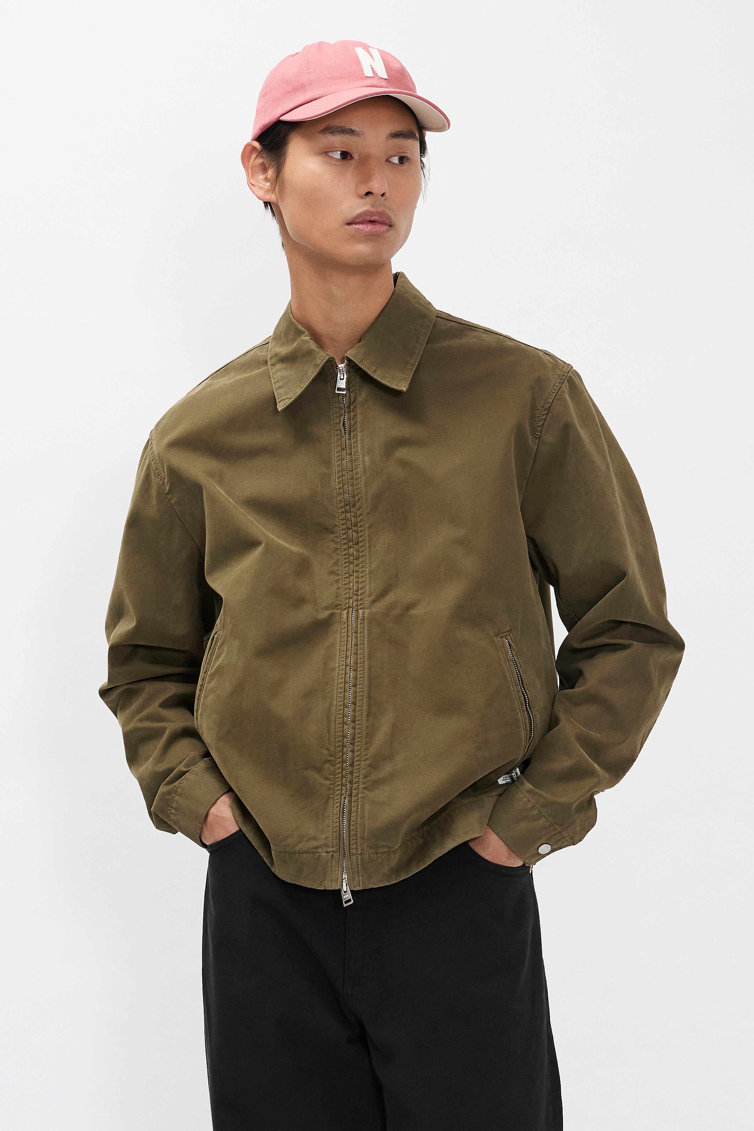 Veste - Une veste de travail décontractée confectionnée dans un coton compact résistant, dotée de poches zippées pour les mains, de poignets pressionnés renforcés par des rivets, d'un bouton-pression de marque…