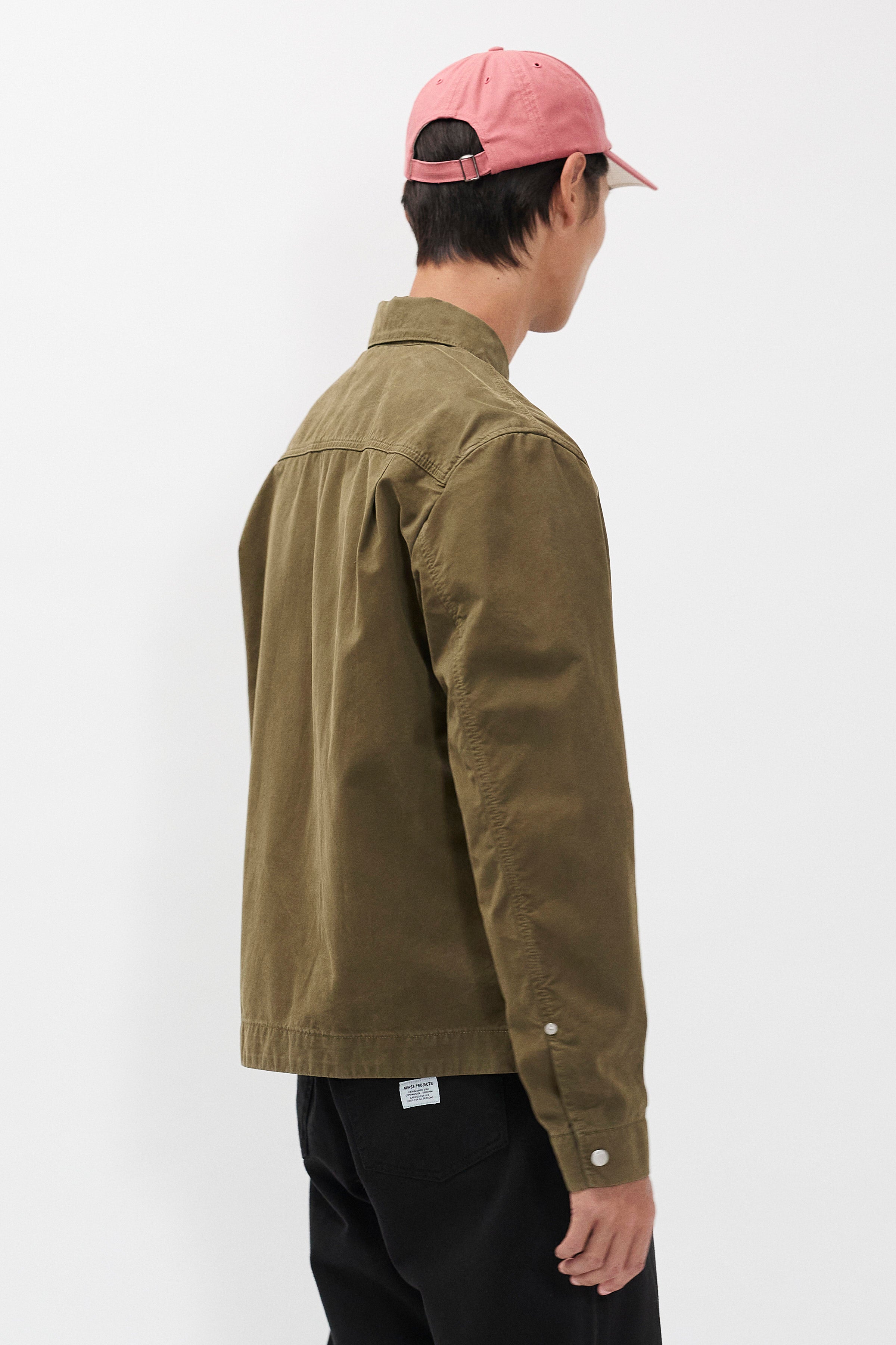 Veste - Une veste de travail décontractée confectionnée dans un coton compact résistant, dotée de poches zippées pour les mains, de poignets pressionnés renforcés par des rivets, d'un bouton-pression de marque…