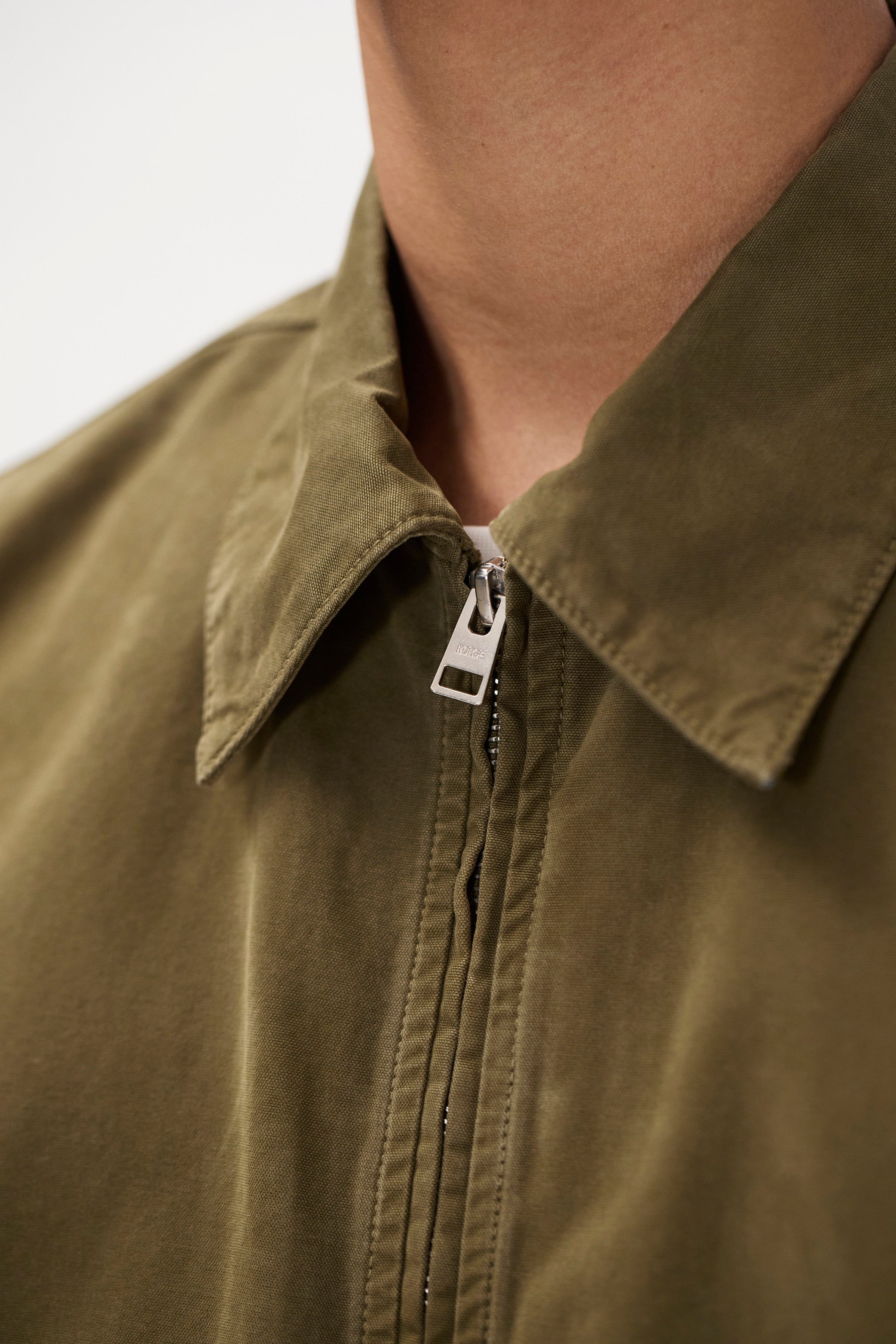 Veste - Une veste de travail décontractée confectionnée dans un coton compact résistant, dotée de poches zippées pour les mains, de poignets pressionnés renforcés par des rivets, d'un bouton-pression de marque…