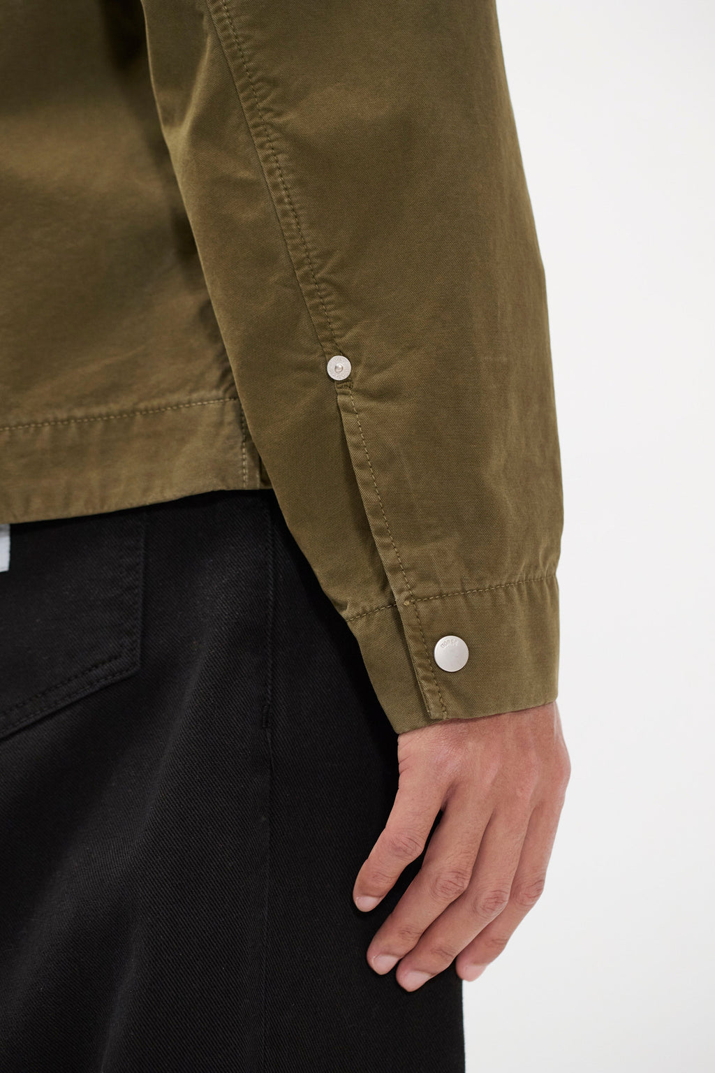 Veste - Une veste de travail décontractée confectionnée dans un coton compact résistant, dotée de poches zippées pour les mains, de poignets pressionnés renforcés par des rivets, d'un bouton-pression de marque…