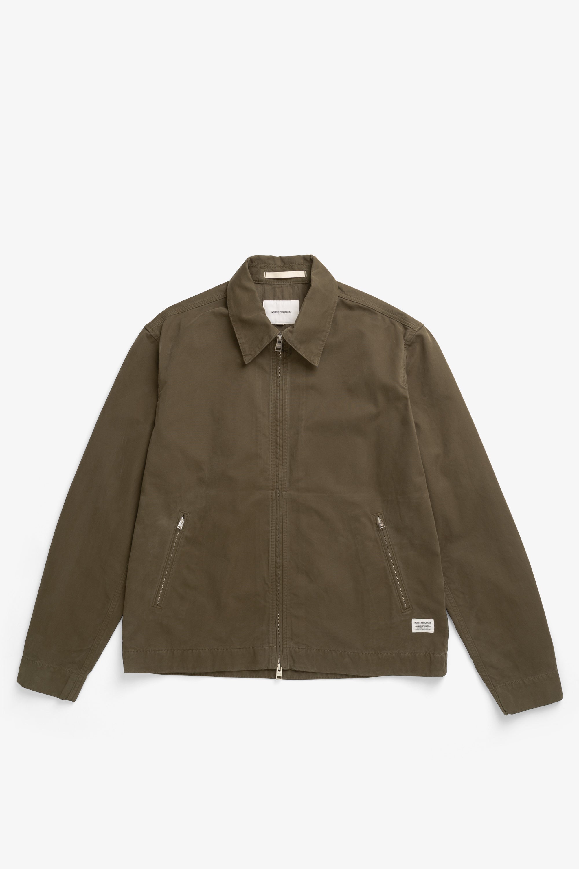 Veste - Une veste de travail décontractée confectionnée dans un coton compact résistant, dotée de poches zippées pour les mains, de poignets pressionnés renforcés par des rivets, d'un bouton-pression de marque…