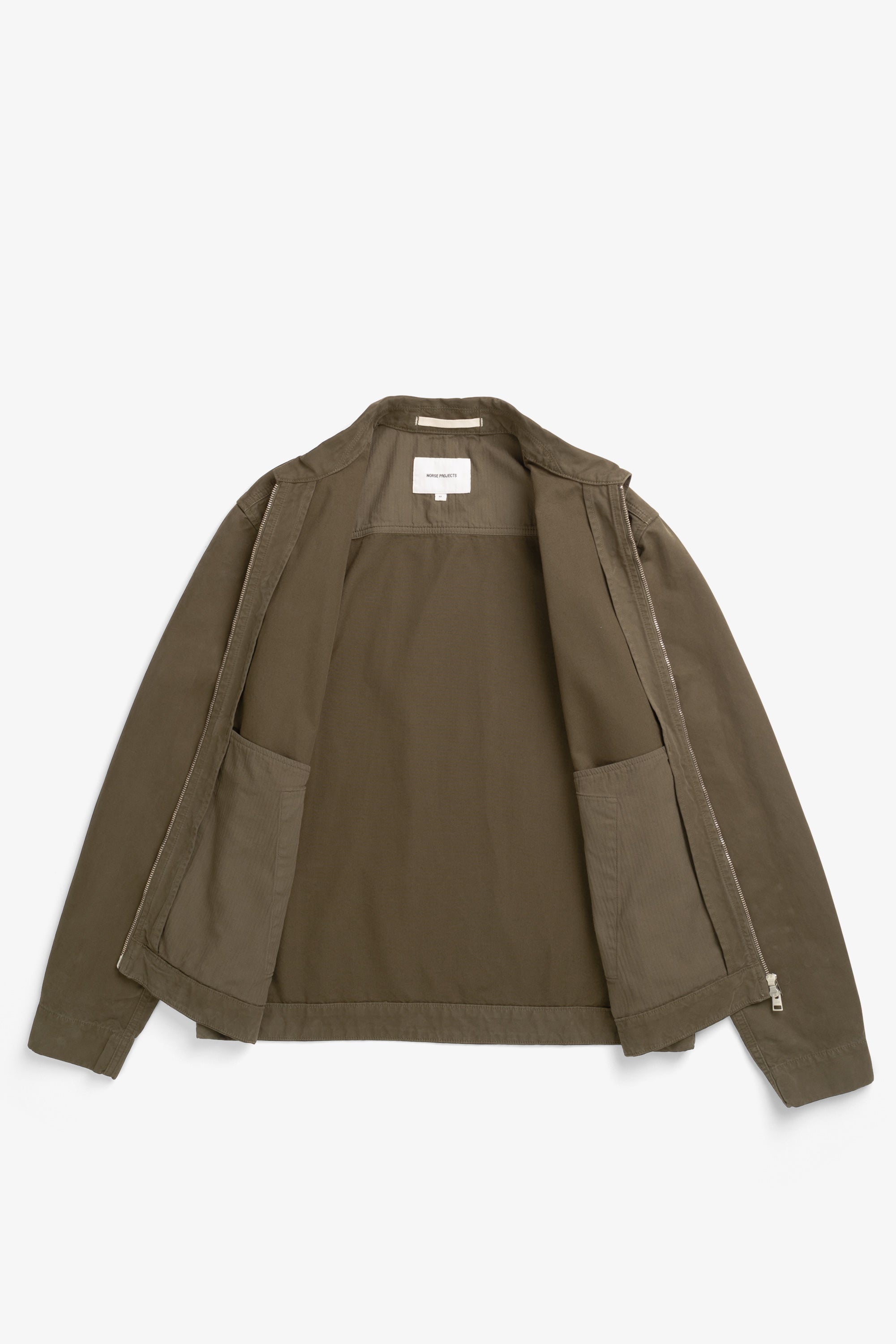 Veste - Une veste de travail décontractée confectionnée dans un coton compact résistant, dotée de poches zippées pour les mains, de poignets pressionnés renforcés par des rivets, d'un bouton-pression de marque…
