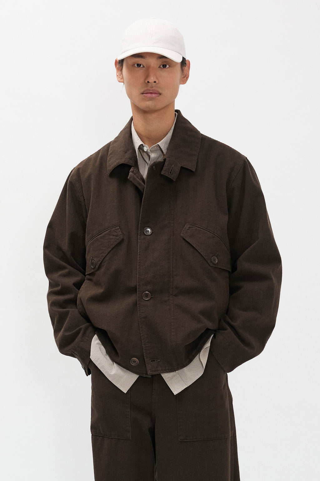 Veste - Alliance de l'authenticité traditionnelle et d'un savoir-faire artisanal de qualité supérieure, cette veste est conçue pour être portée au quotidien, alliant style et praticité…