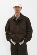 Veste - Alliance de l'authenticité traditionnelle et d'un savoir-faire artisanal de qualité supérieure, cette veste est conçue pour être portée au quotidien, alliant style et praticité…