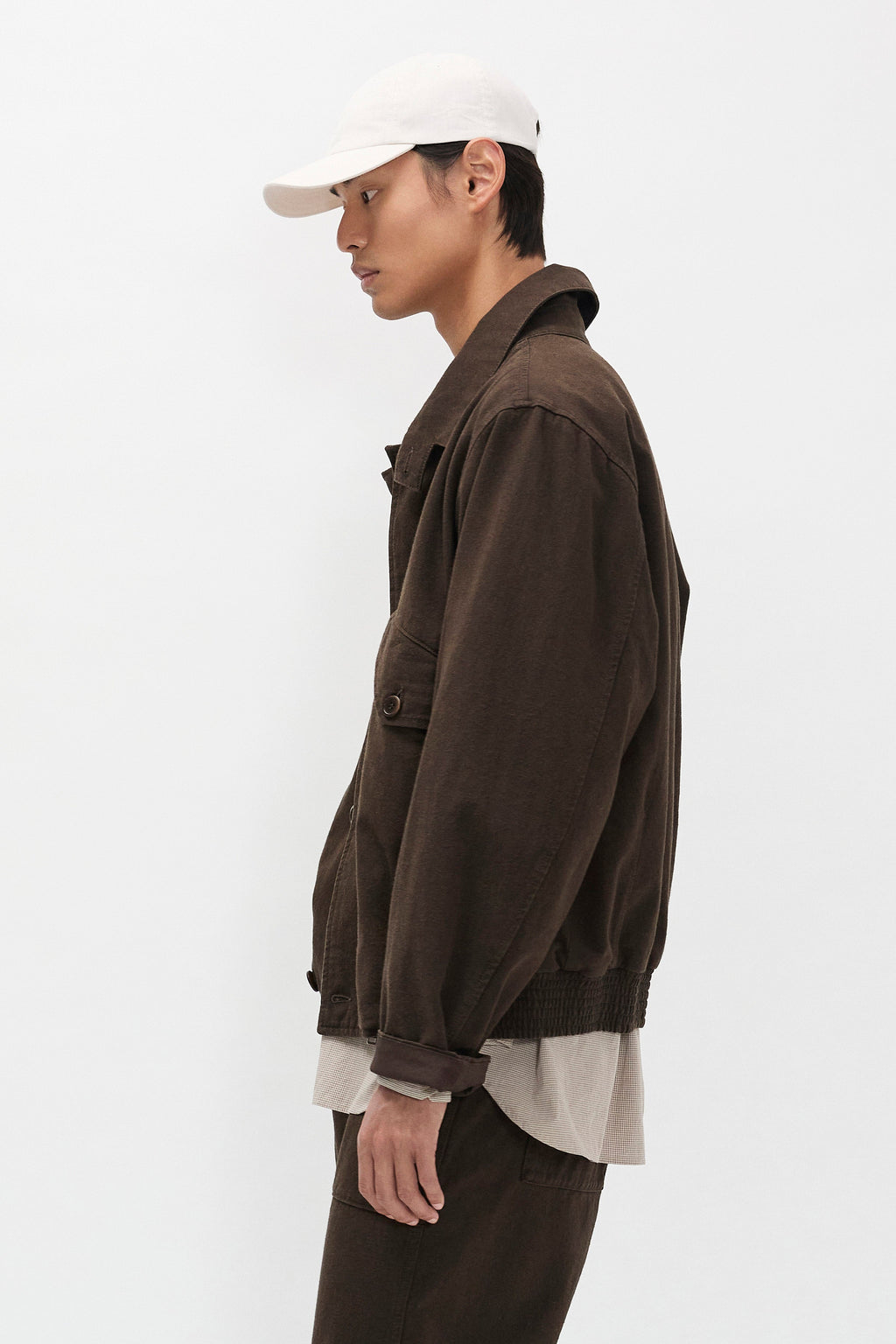 Veste - Alliance de l'authenticité traditionnelle et d'un savoir-faire artisanal de qualité supérieure, cette veste est conçue pour être portée au quotidien, alliant style et praticité…