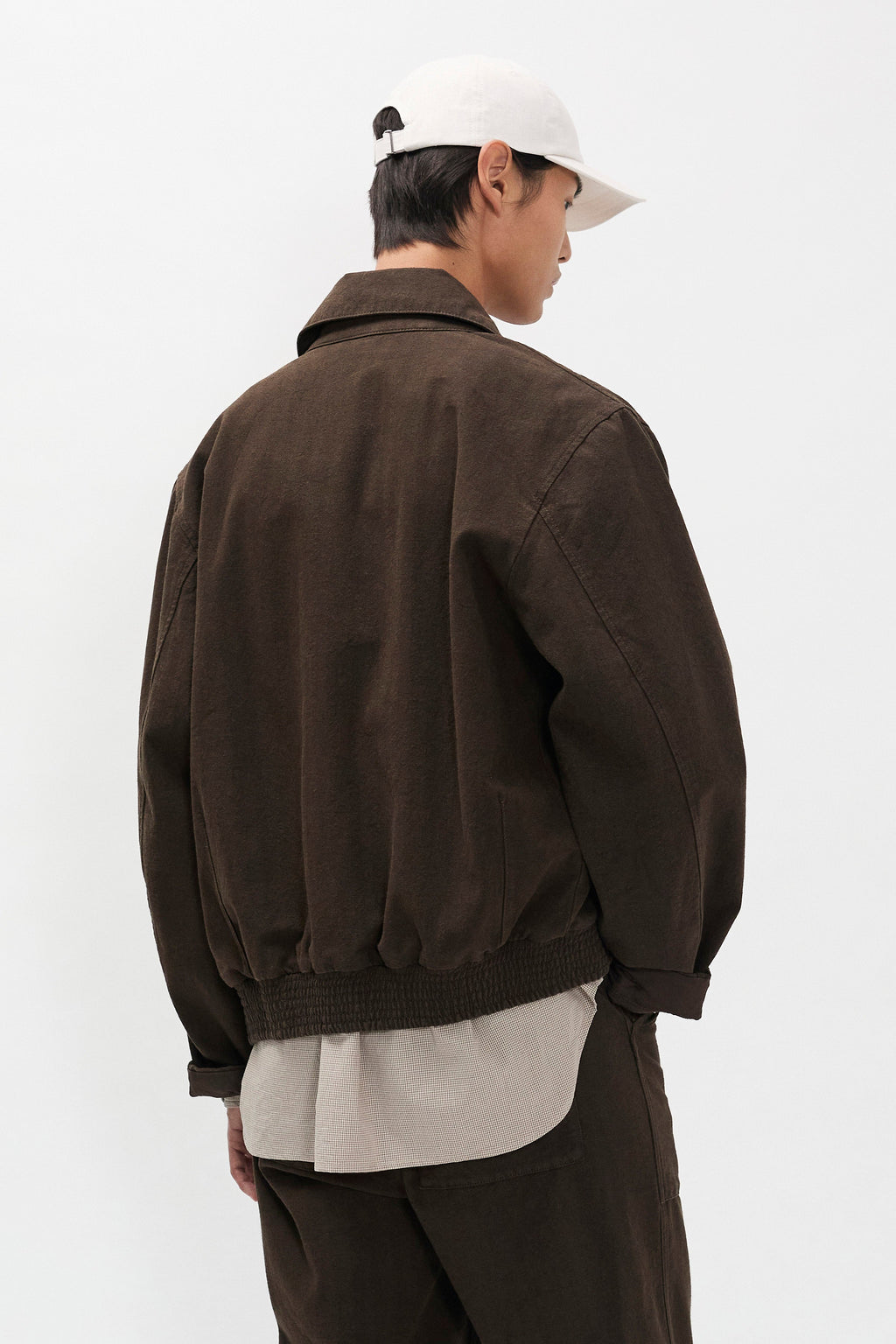 Veste - Alliance de l'authenticité traditionnelle et d'un savoir-faire artisanal de qualité supérieure, cette veste est conçue pour être portée au quotidien, alliant style et praticité…
