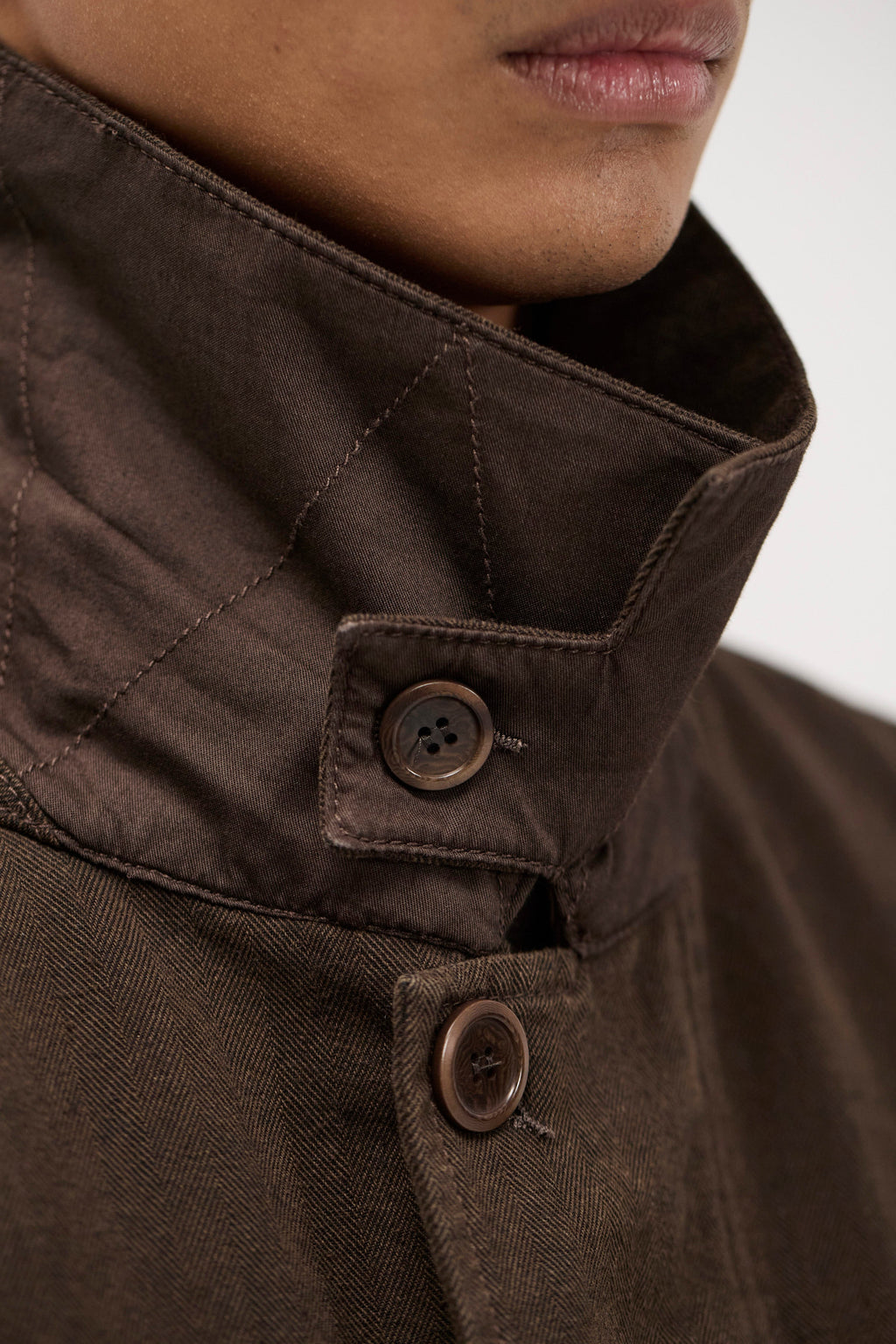 Veste - Alliance de l'authenticité traditionnelle et d'un savoir-faire artisanal de qualité supérieure, cette veste est conçue pour être portée au quotidien, alliant style et praticité…
