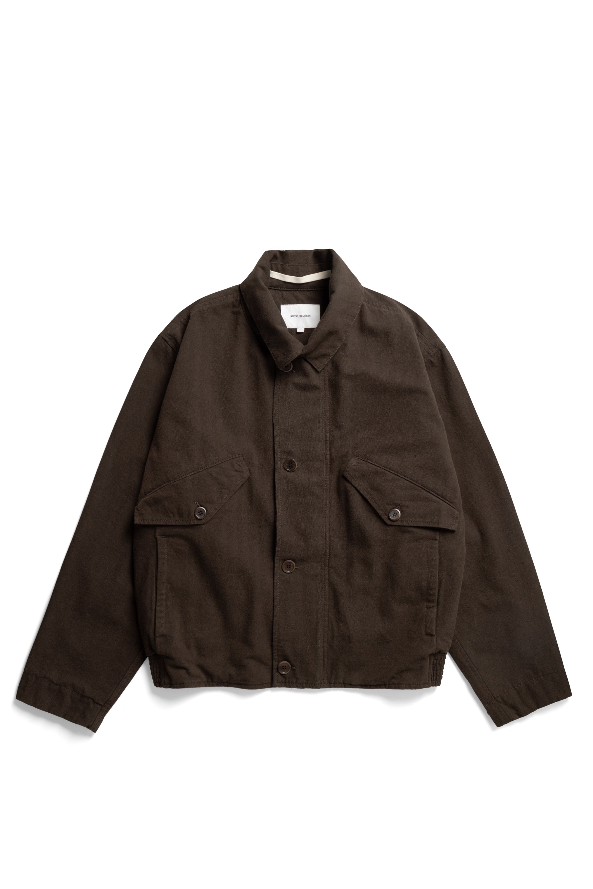 Veste - Alliance de l'authenticité traditionnelle et d'un savoir-faire artisanal de qualité supérieure, cette veste est conçue pour être portée au quotidien, alliant style et praticité…