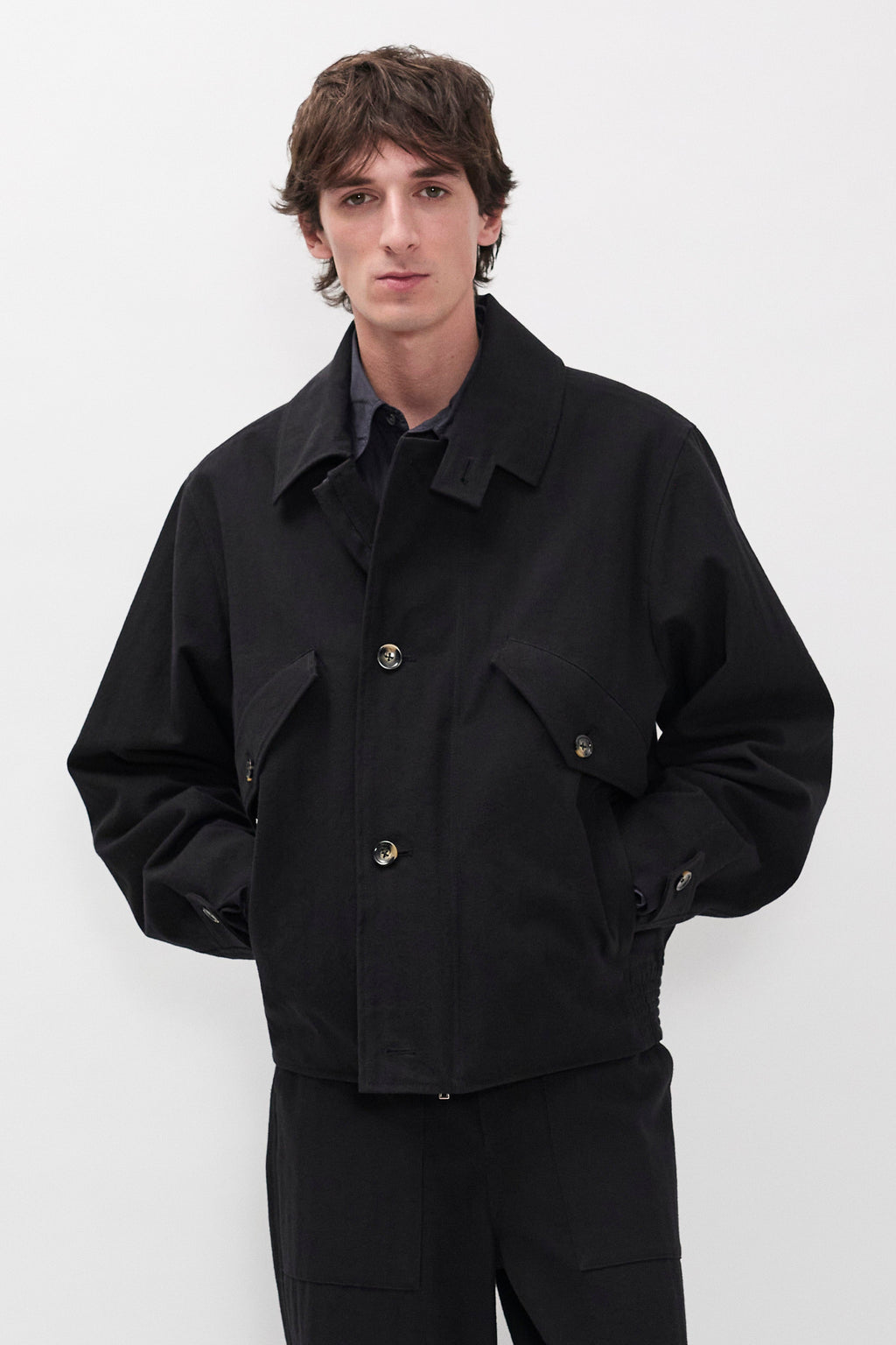 Veste - Alliant l'authenticité de l'héritage à un savoir-faire haut de gamme, cette veste est conçue pour être portée au quotidien, offrant à la fois style et praticité…