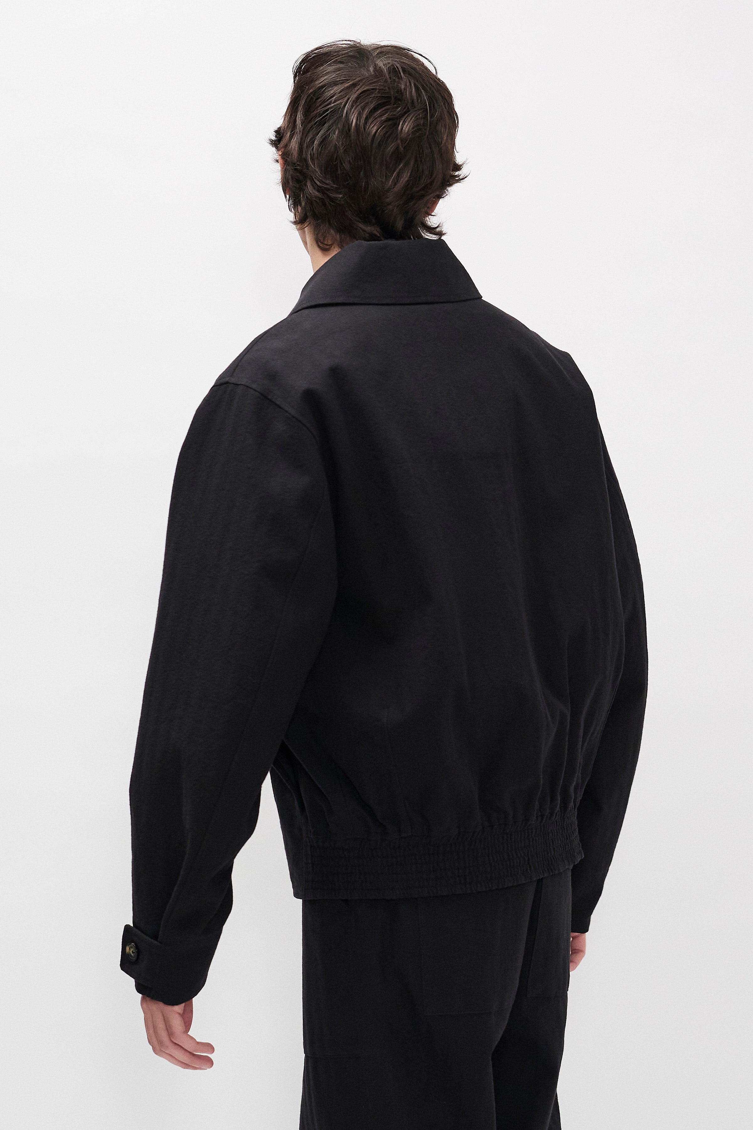 Veste - Alliant l'authenticité de l'héritage à un savoir-faire haut de gamme, cette veste est conçue pour être portée au quotidien, offrant à la fois style et praticité…