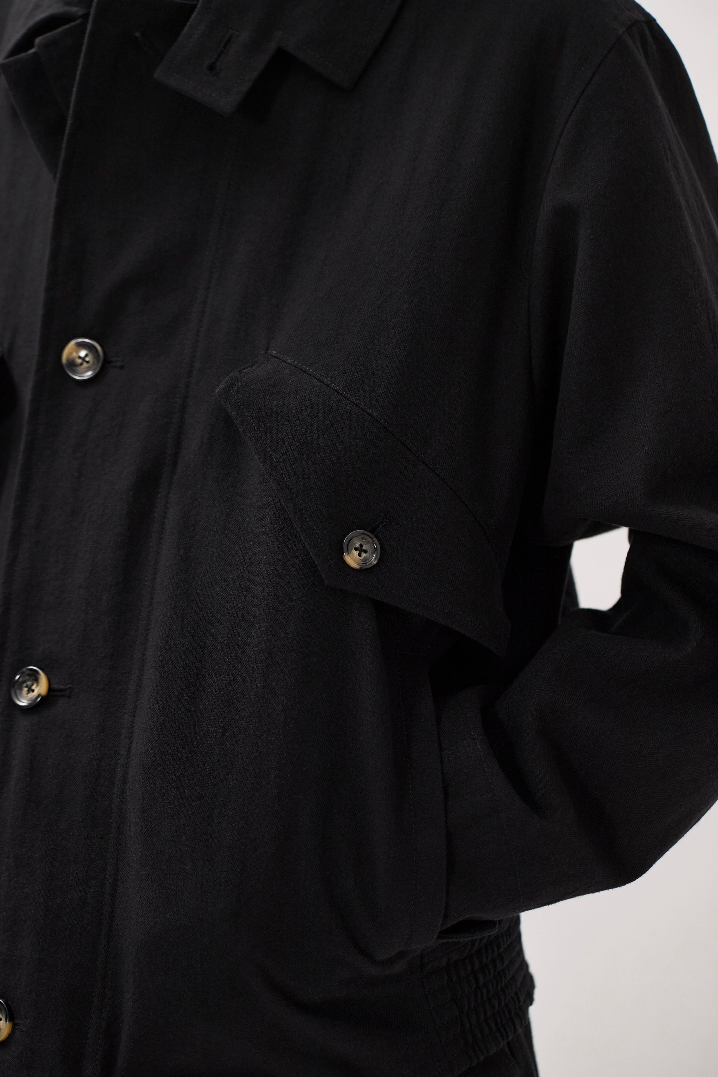 Veste - Alliant l'authenticité de l'héritage à un savoir-faire haut de gamme, cette veste est conçue pour être portée au quotidien, offrant à la fois style et praticité…