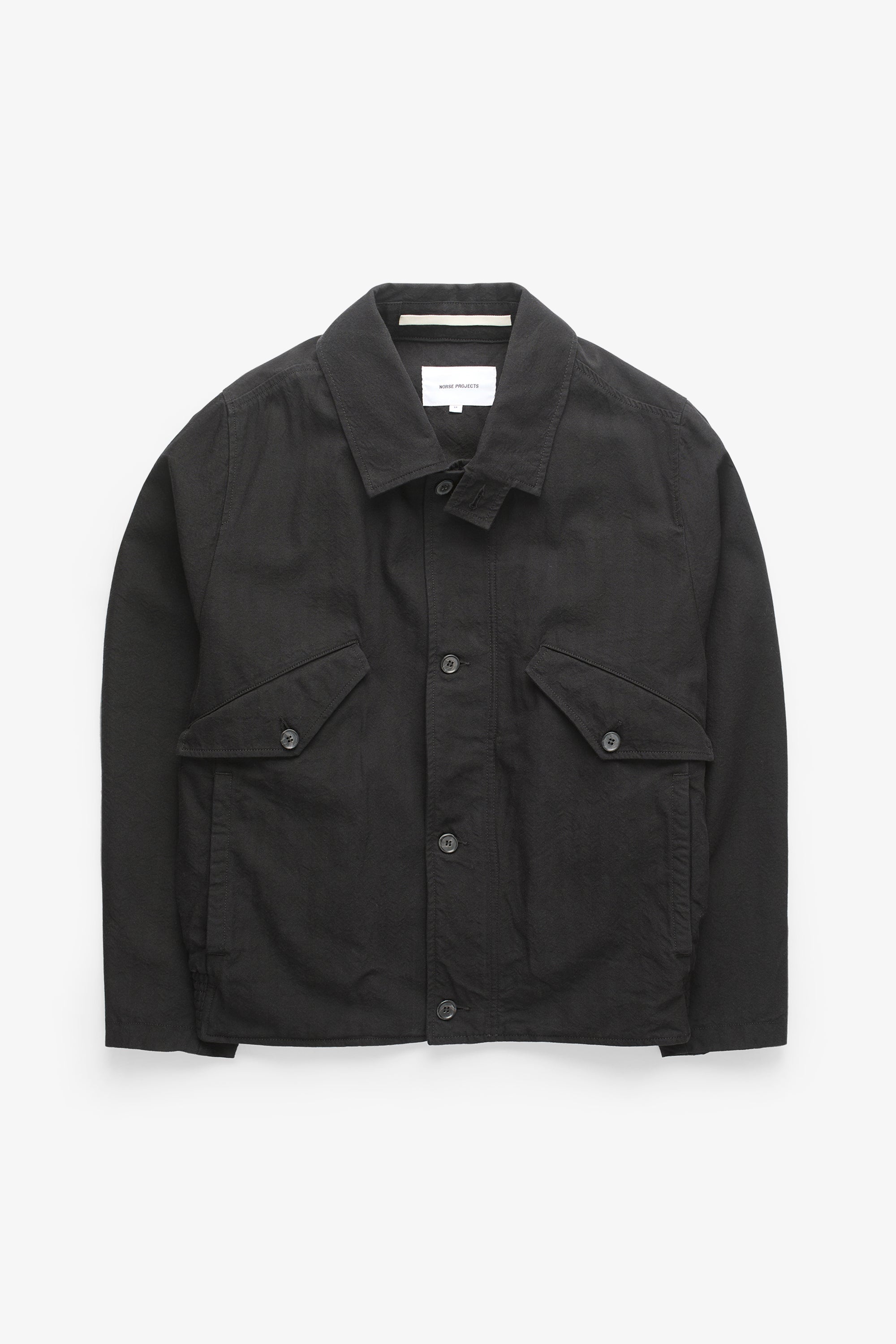 Veste - Alliant l'authenticité de l'héritage à un savoir-faire haut de gamme, cette veste est conçue pour être portée au quotidien, offrant à la fois style et praticité…