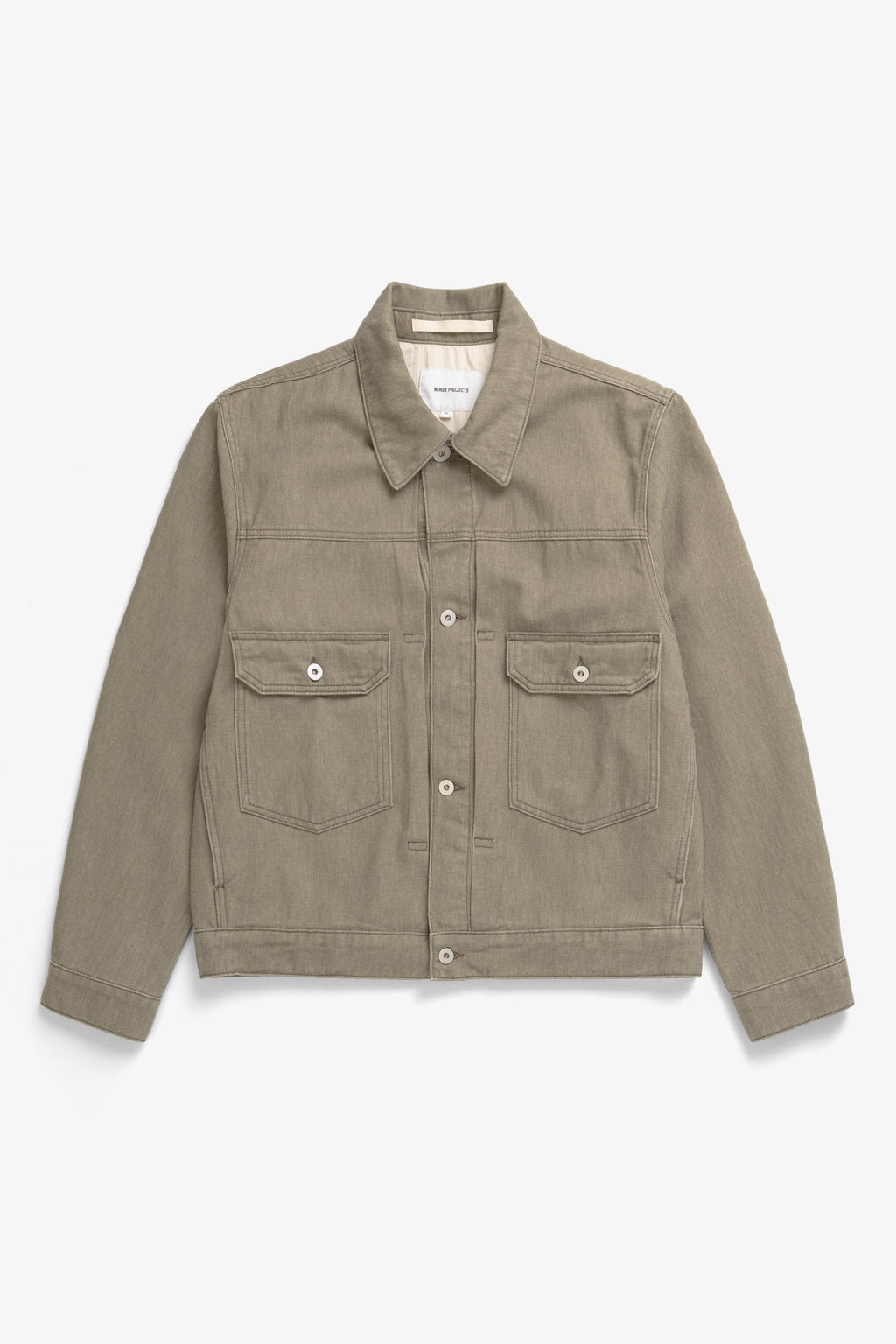 Veste – Une veste ample d'inspiration, coupée en – Elle est confectionnée avec de discrètes surpiqûres, quatre poches, des pattes de serrage au dos et des poignets renforcés par des rivets.