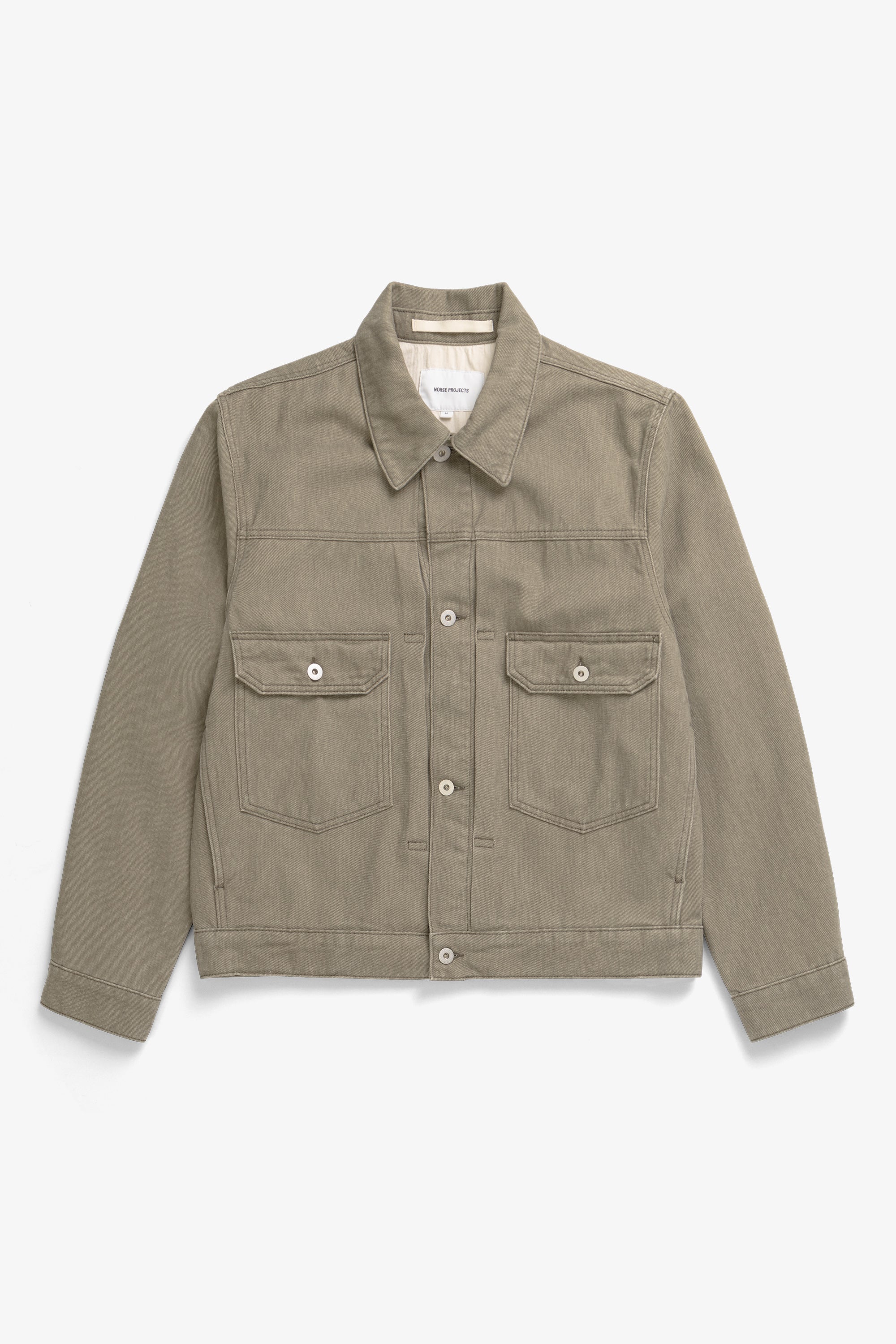 Veste – Une veste ample d'inspiration, coupée en – Elle est confectionnée avec de discrètes surpiqûres, quatre poches, des pattes de serrage au dos et des poignets renforcés par des rivets.