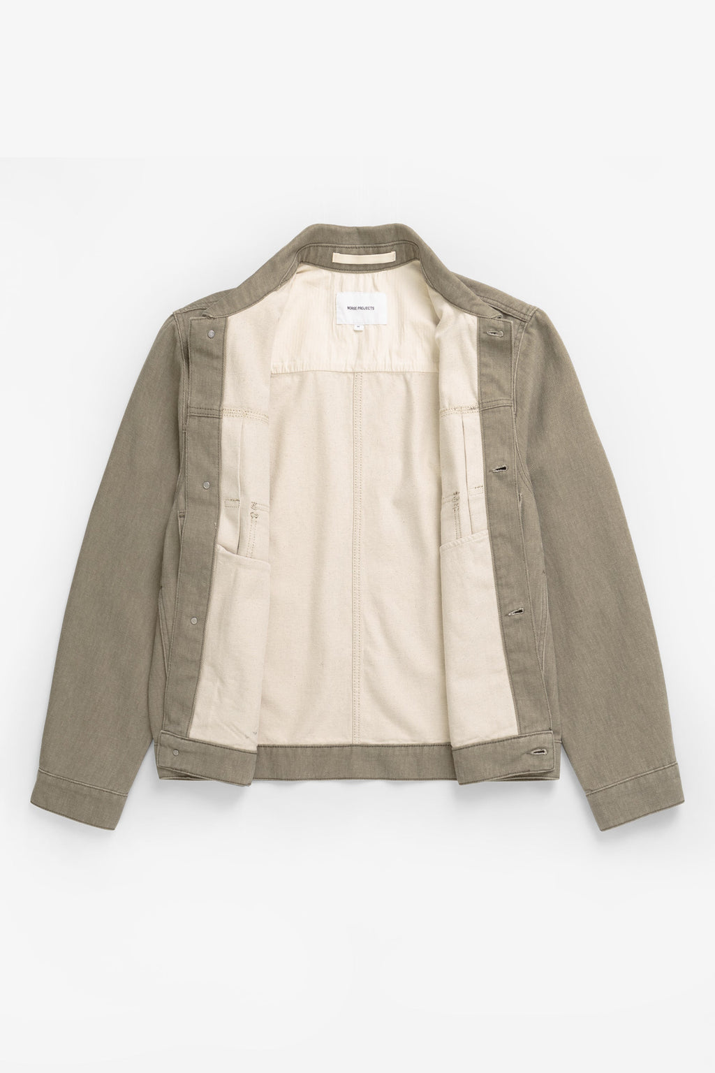 Veste – Une veste ample d'inspiration, coupée en – Elle est confectionnée avec de discrètes surpiqûres, quatre poches, des pattes de serrage au dos et des poignets renforcés par des rivets.