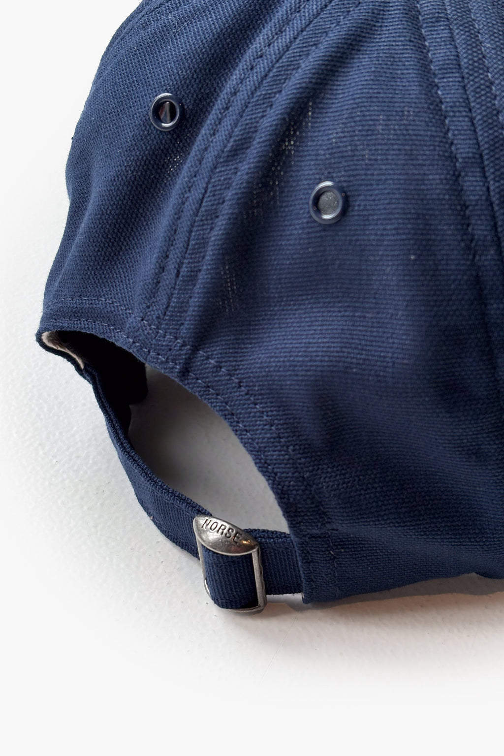 Casquette à 8 panneaux en toile légère - Une casquette de sport à huit panneaux, coupée dans une toile de coton légère - Une casquette de sport à huit panneaux, coupée dans une toil…